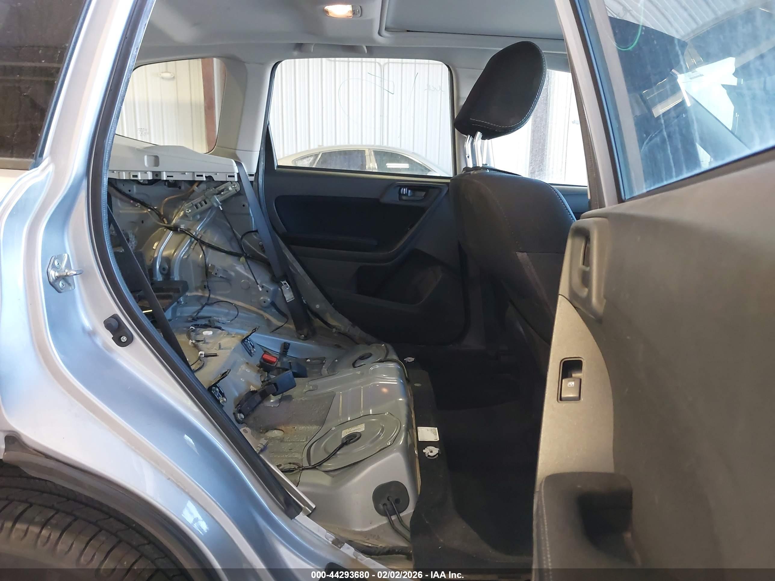SUBARU FORESTER image 8