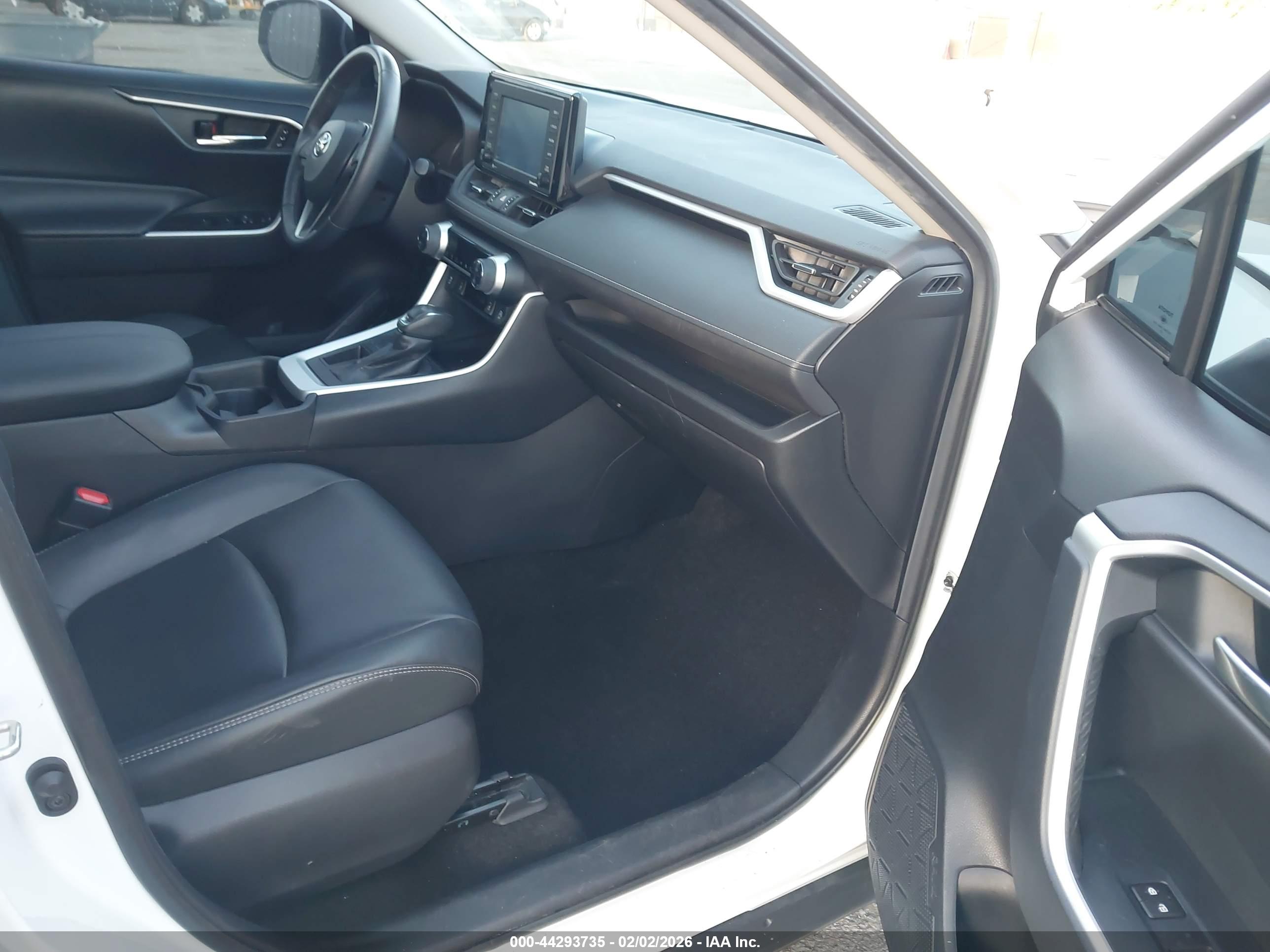 TOYOTA RAV4 image 5