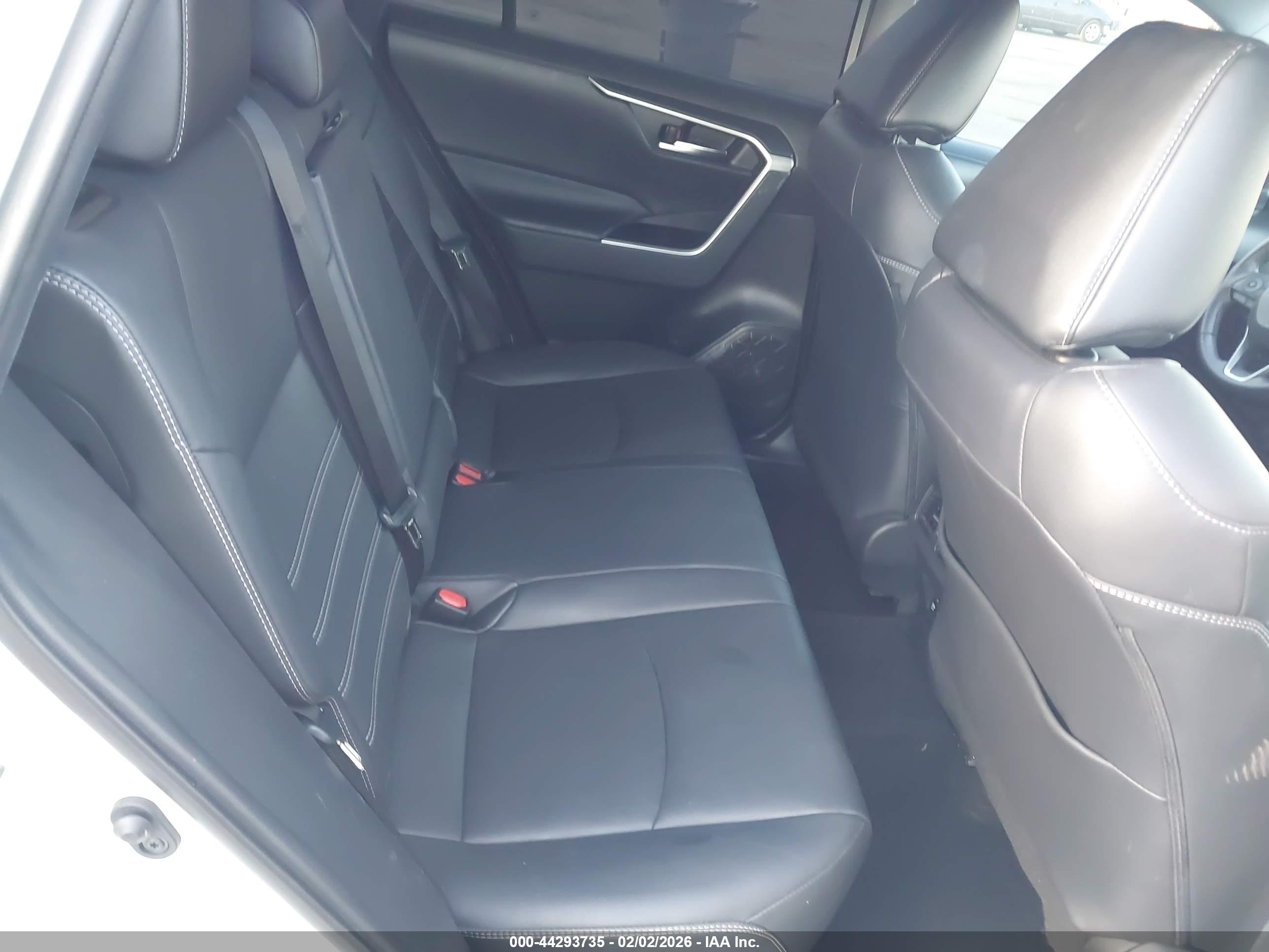 TOYOTA RAV4 image 8