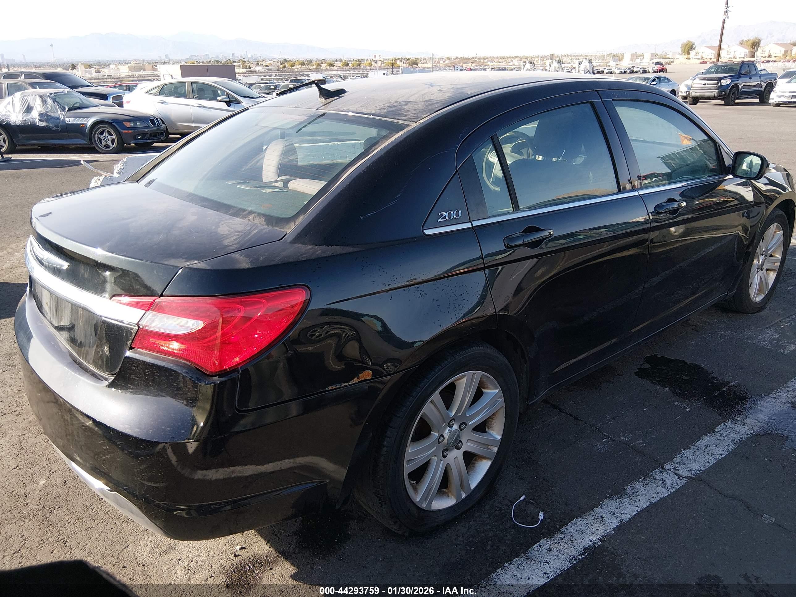 CHRYSLER 200 image 4