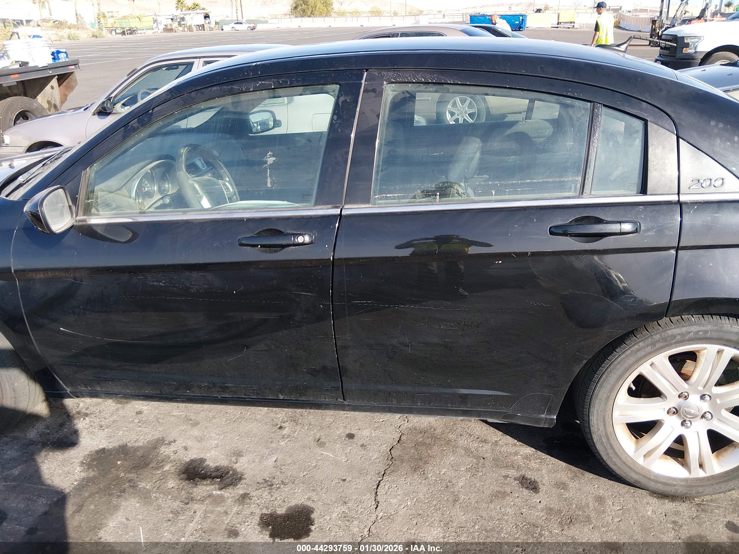 CHRYSLER 200 image 6
