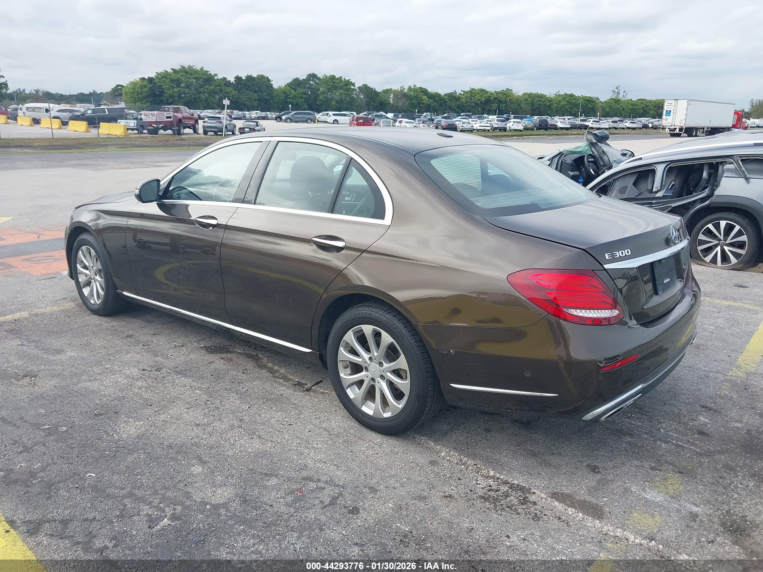 MERCEDES-BENZ E image 3