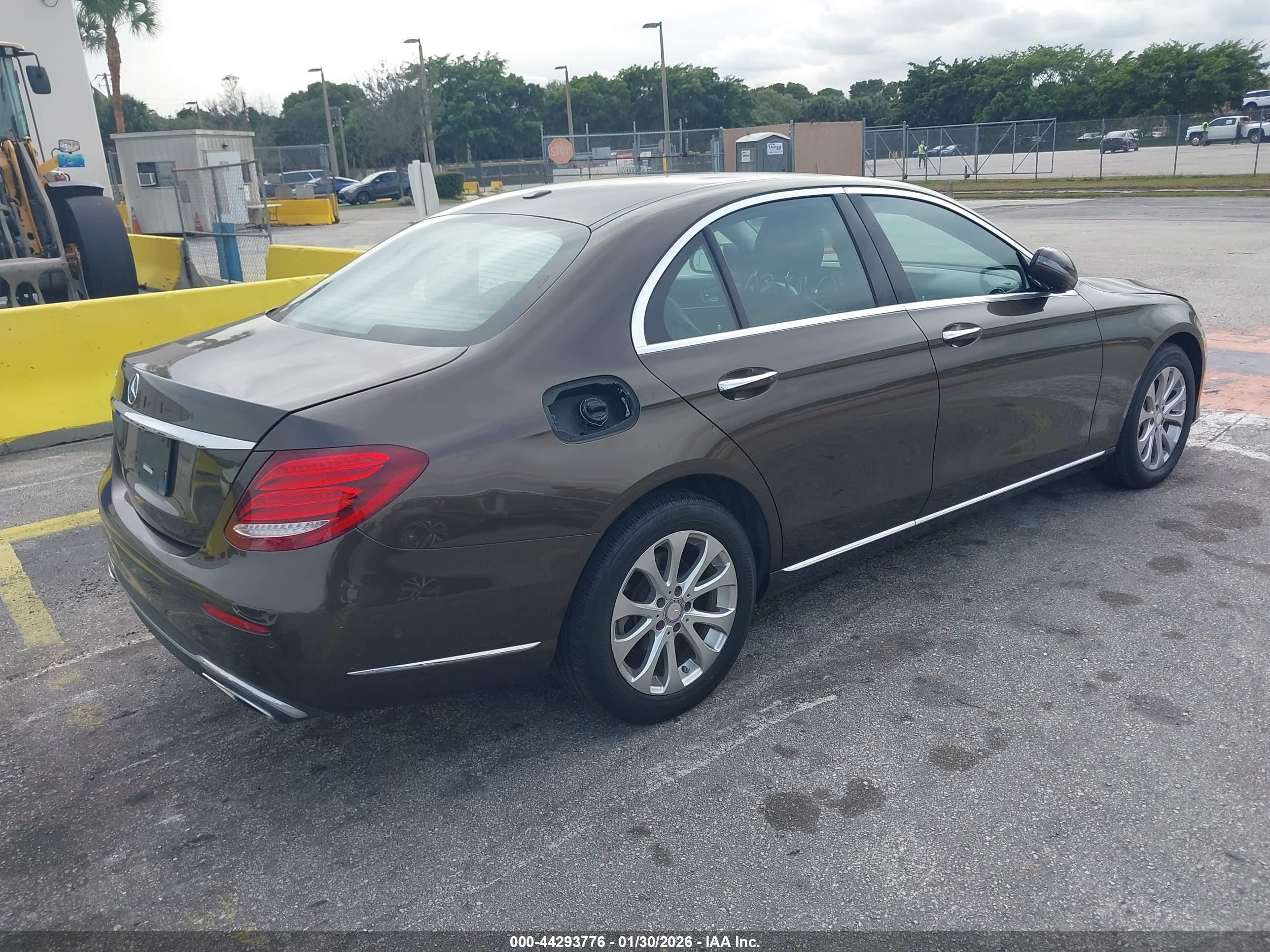 MERCEDES-BENZ E image 4