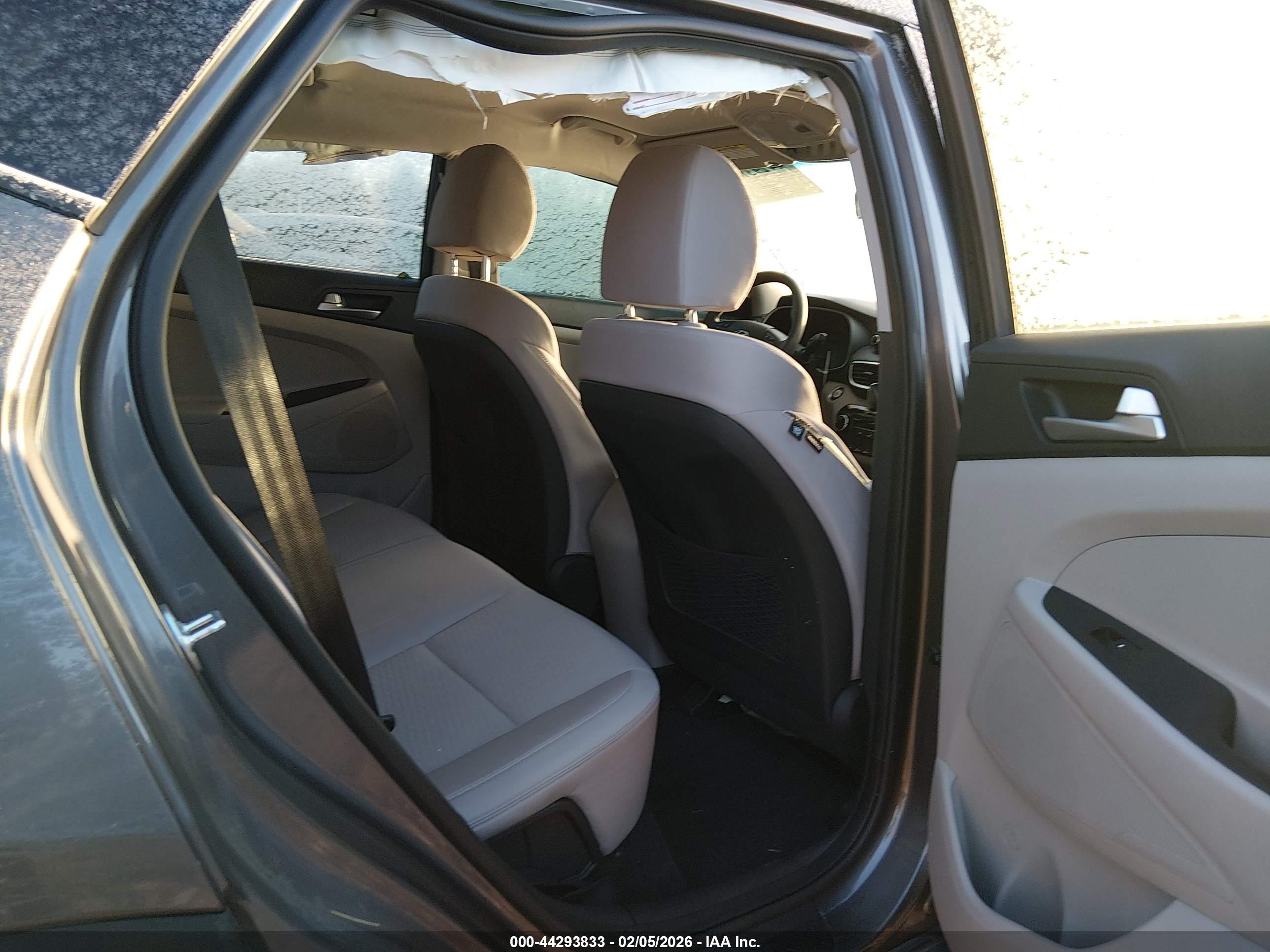 HYUNDAI TUCSON image 8