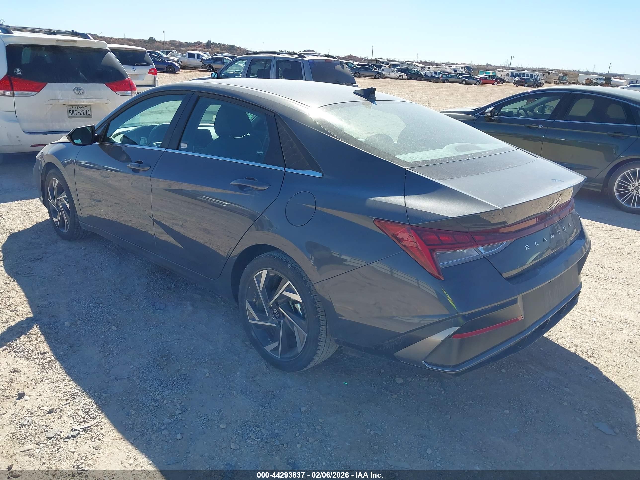 HYUNDAI ELANTRA image 3