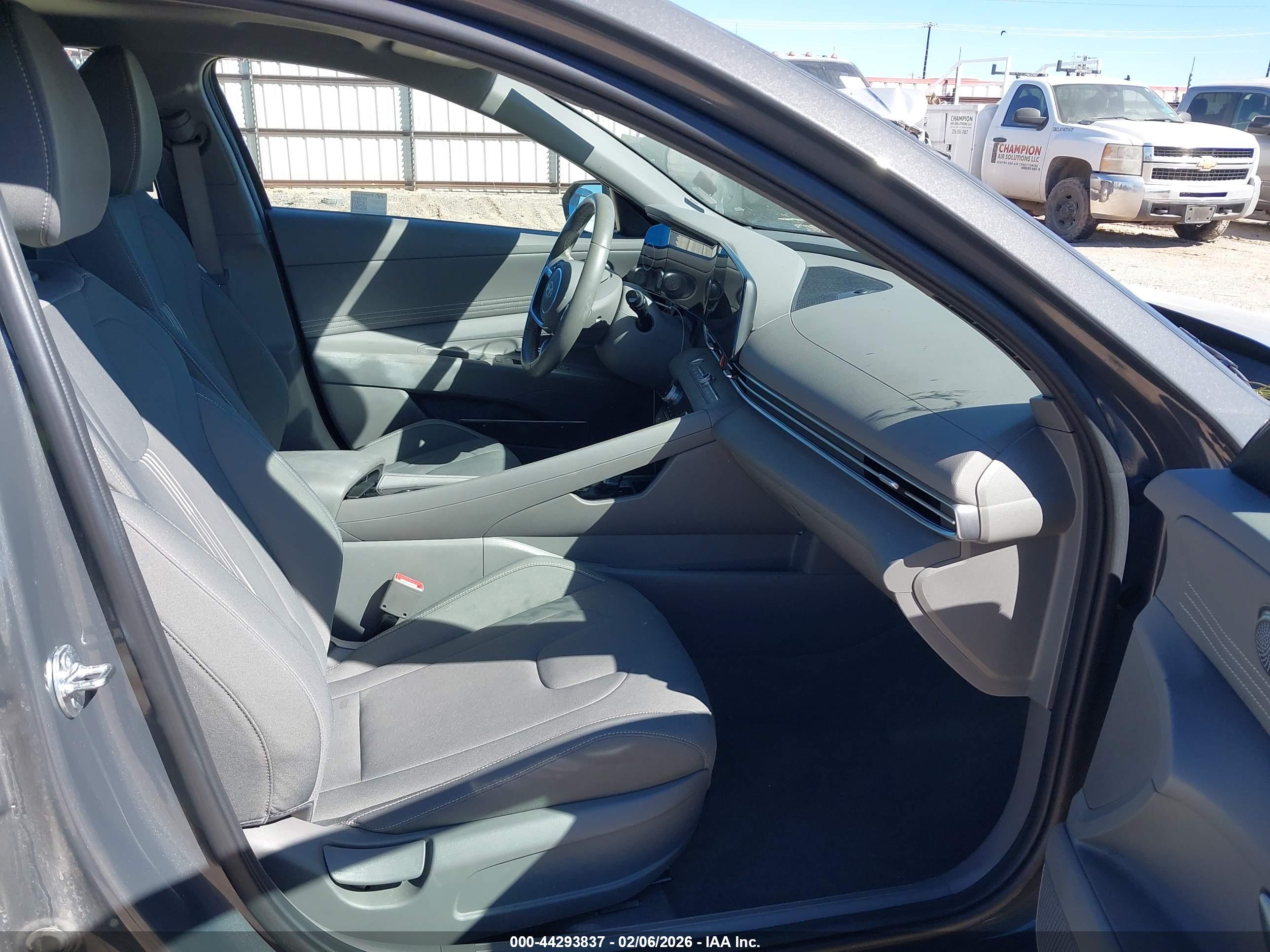 HYUNDAI ELANTRA image 5