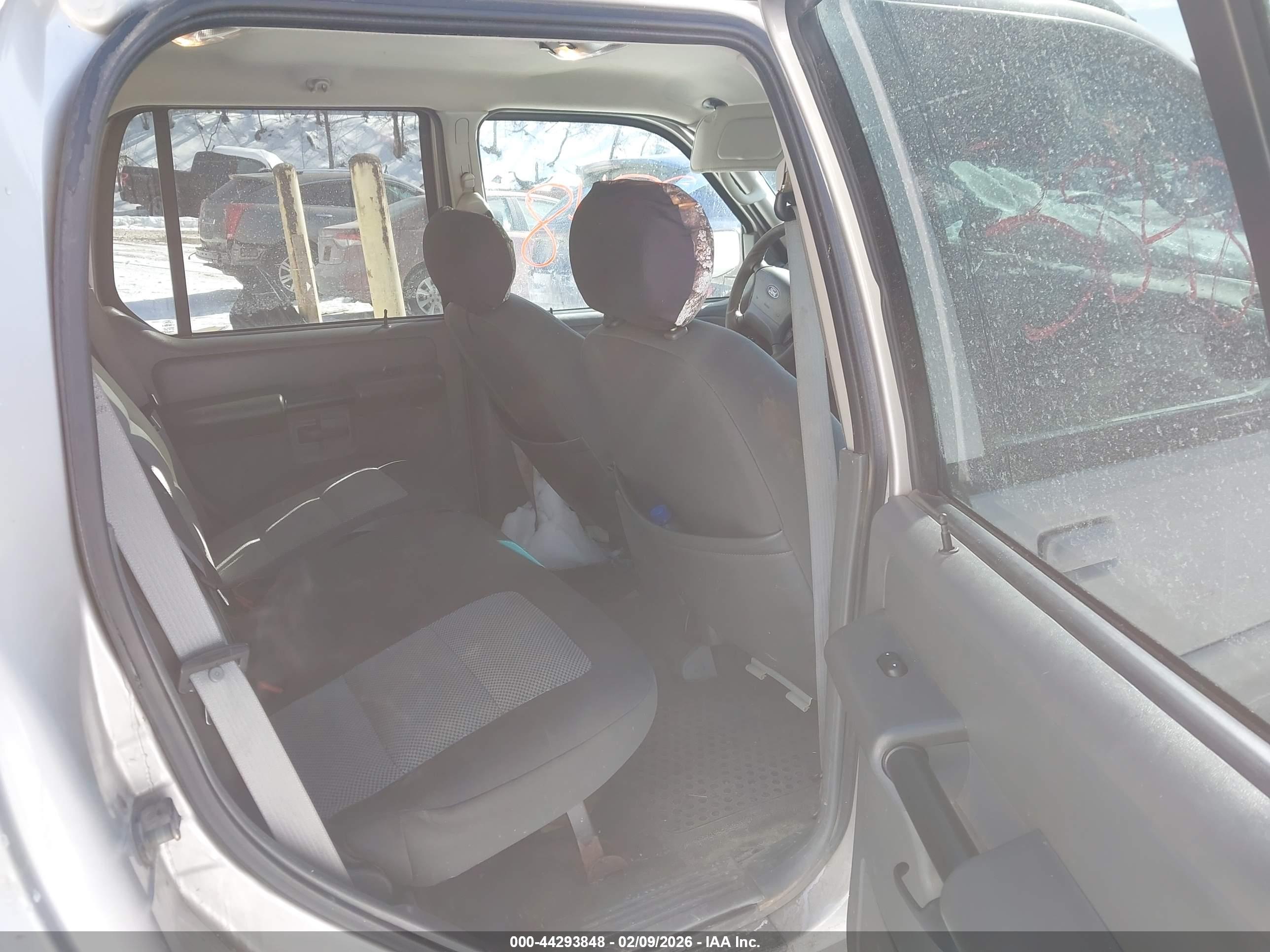 FORD EXPLORER image 8