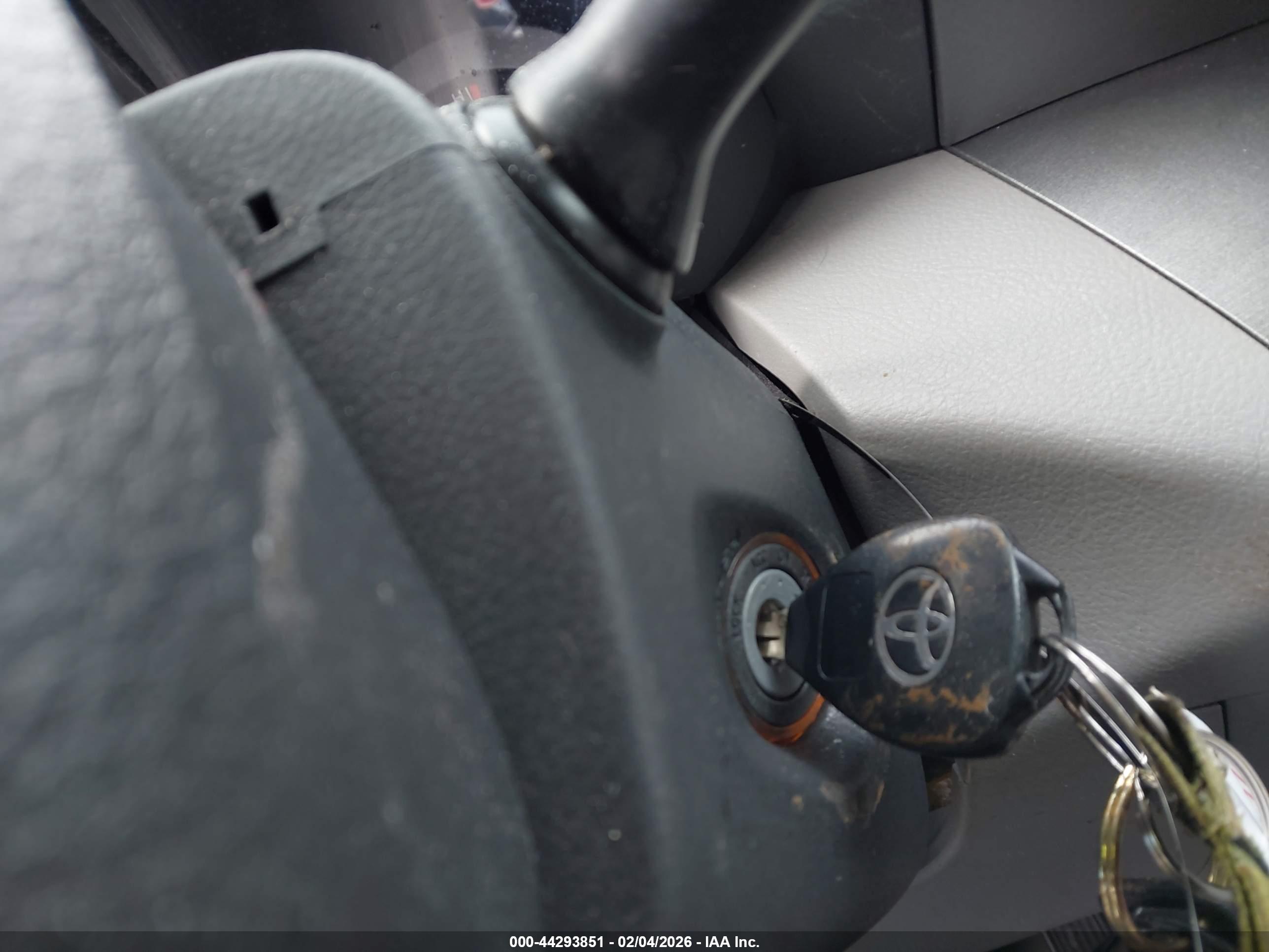 TOYOTA RAV4 image 11