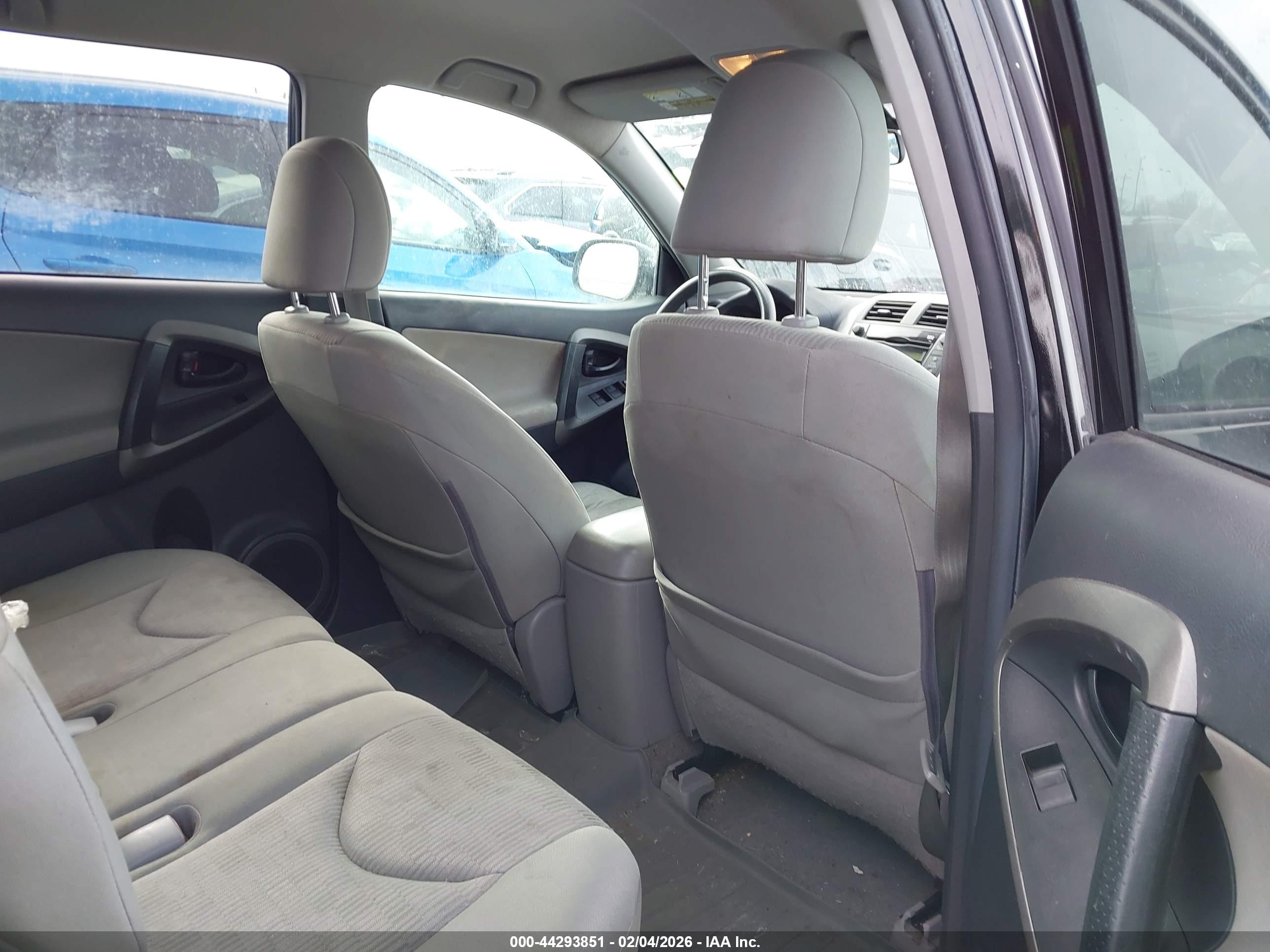 TOYOTA RAV4 image 8