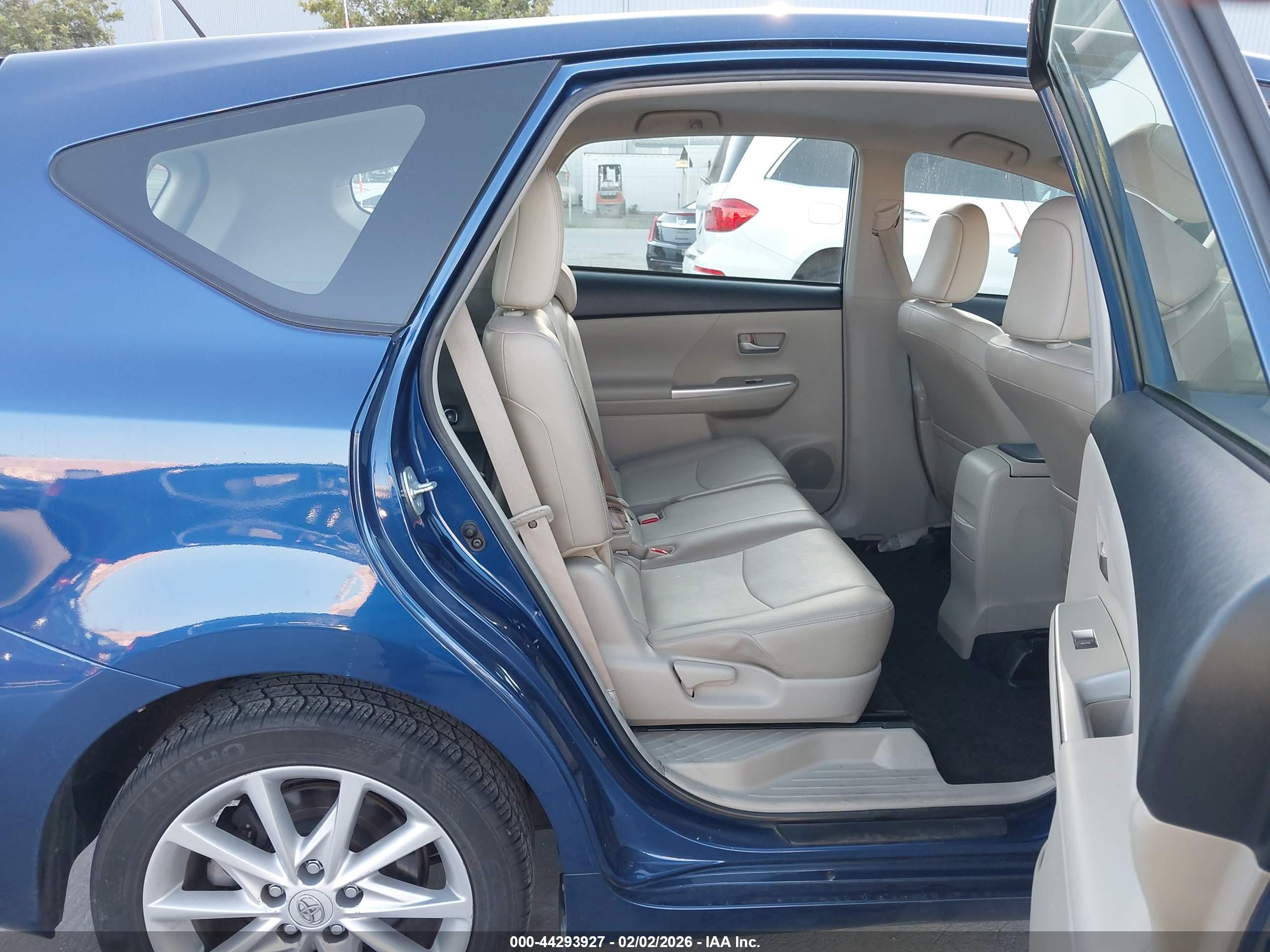 TOYOTA PRIUS image 8