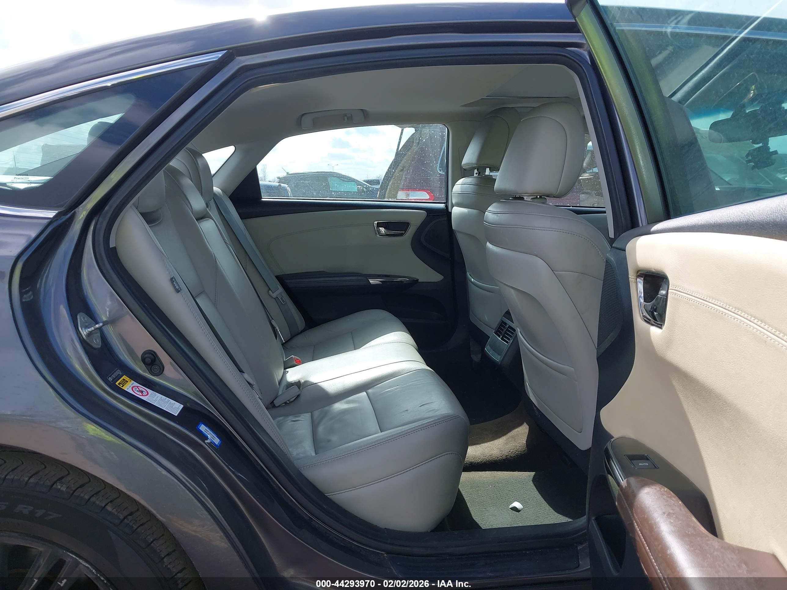 TOYOTA AVALON image 8