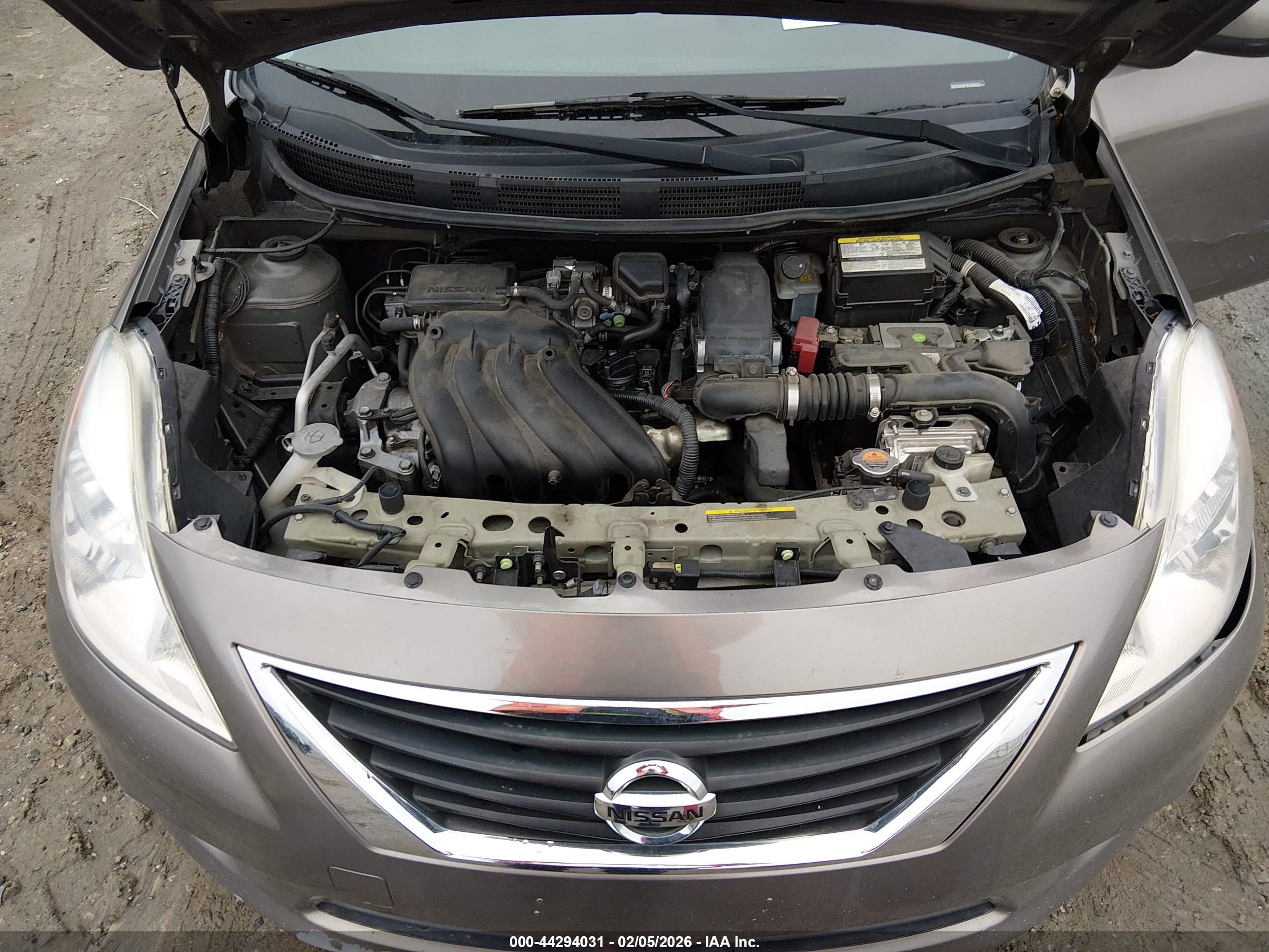 NISSAN VERSA image 10