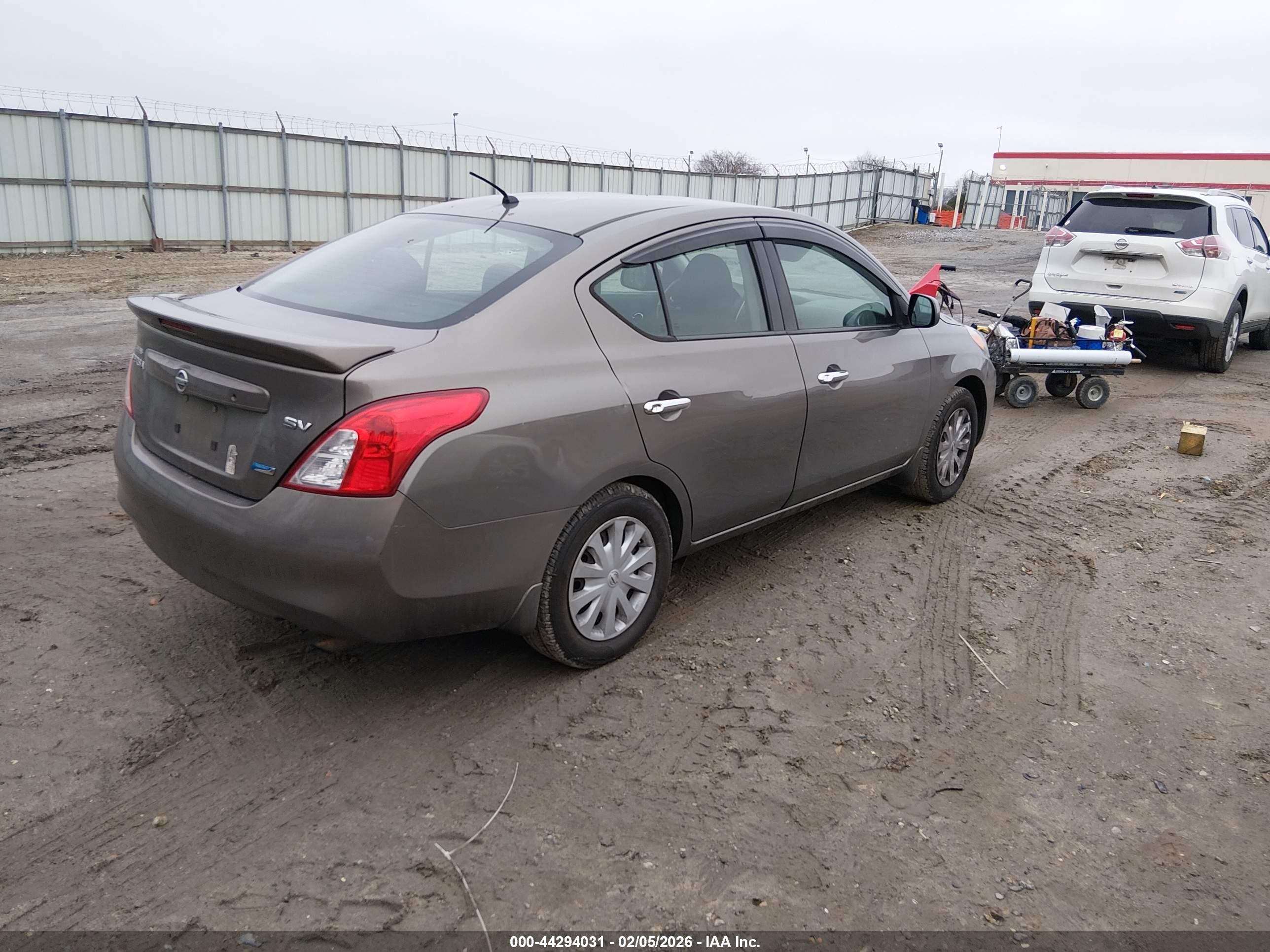 NISSAN VERSA image 4