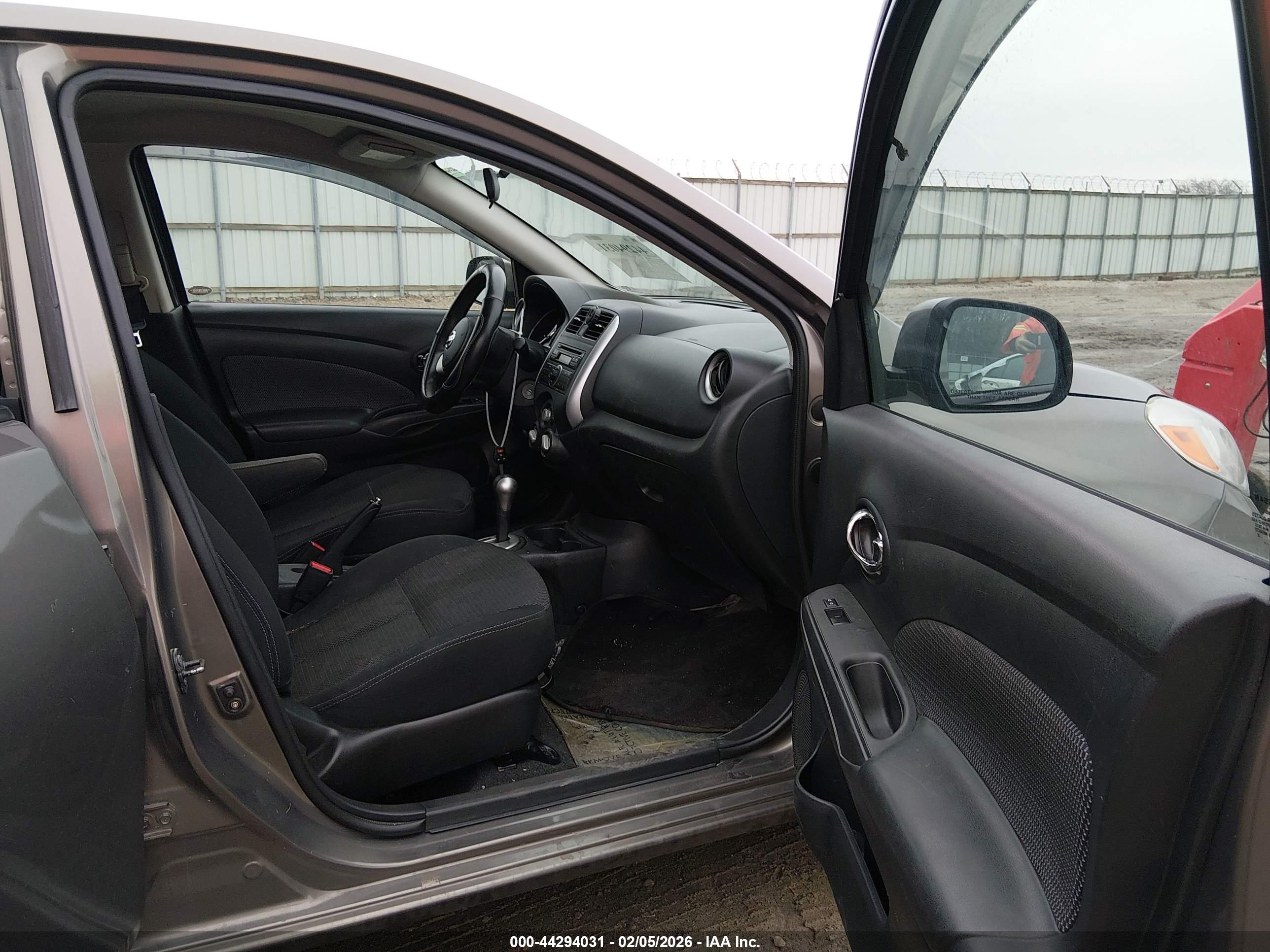 NISSAN VERSA image 5