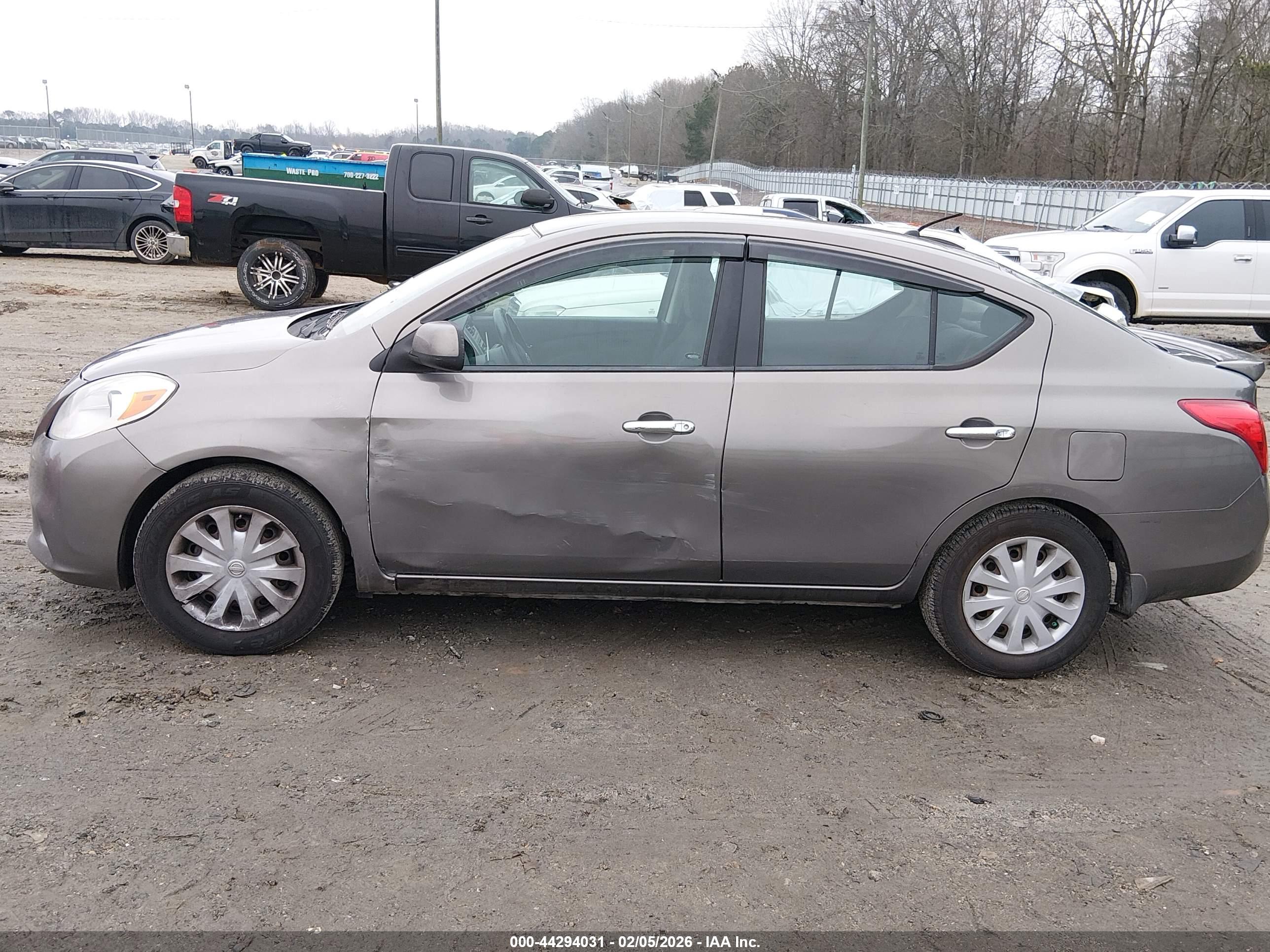 NISSAN VERSA image 6