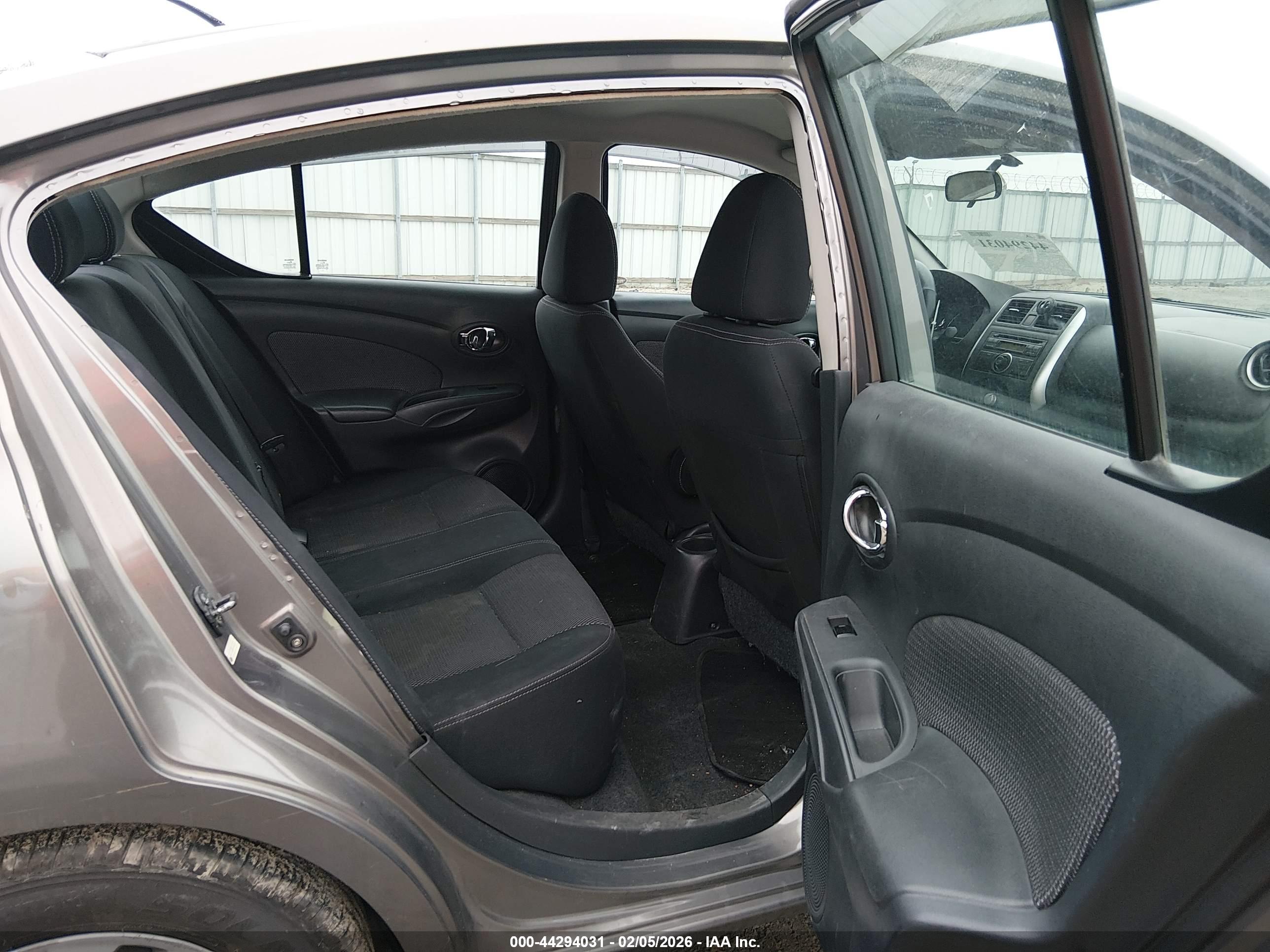 NISSAN VERSA image 8