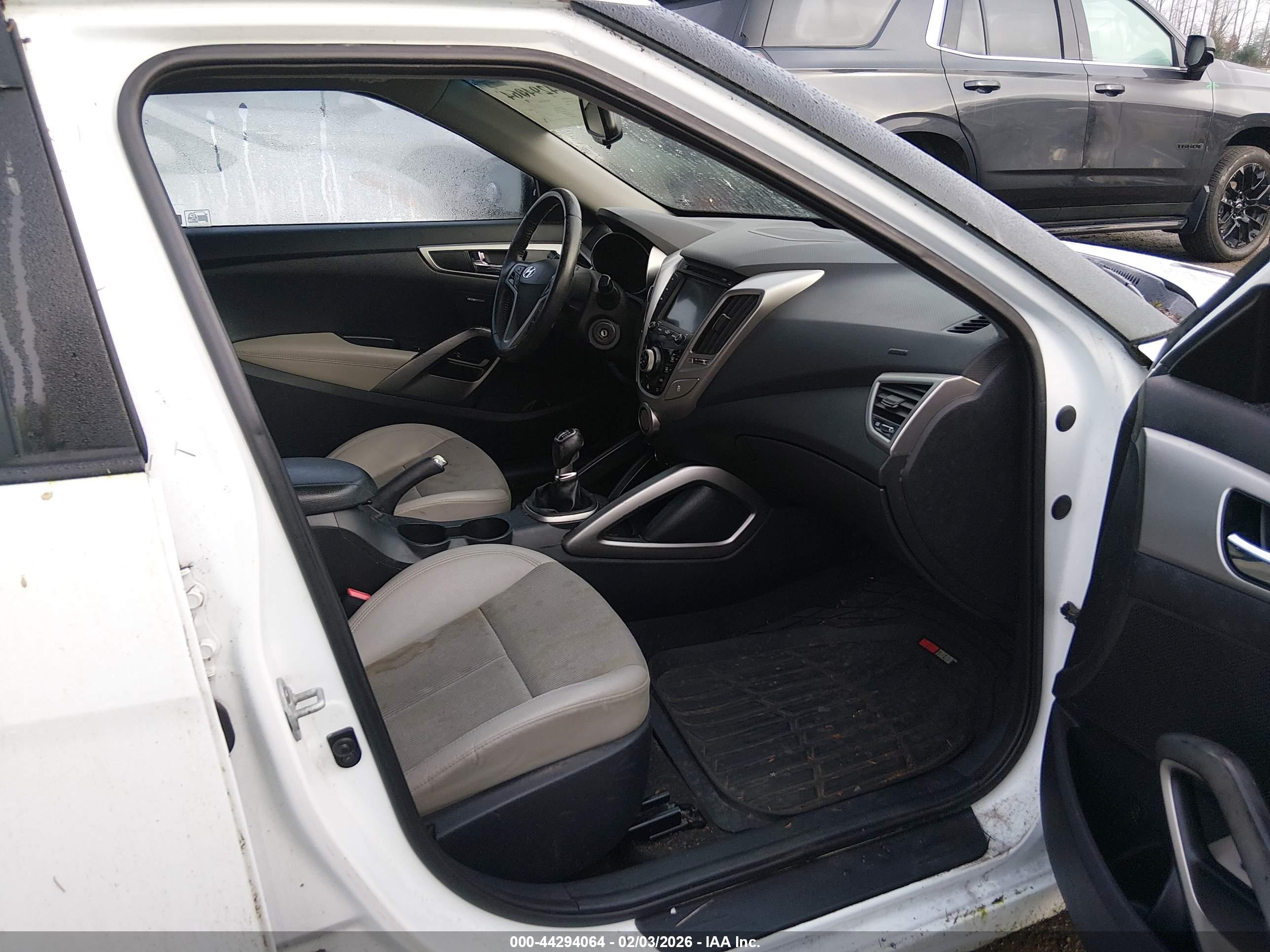 HYUNDAI VELOSTER image 5