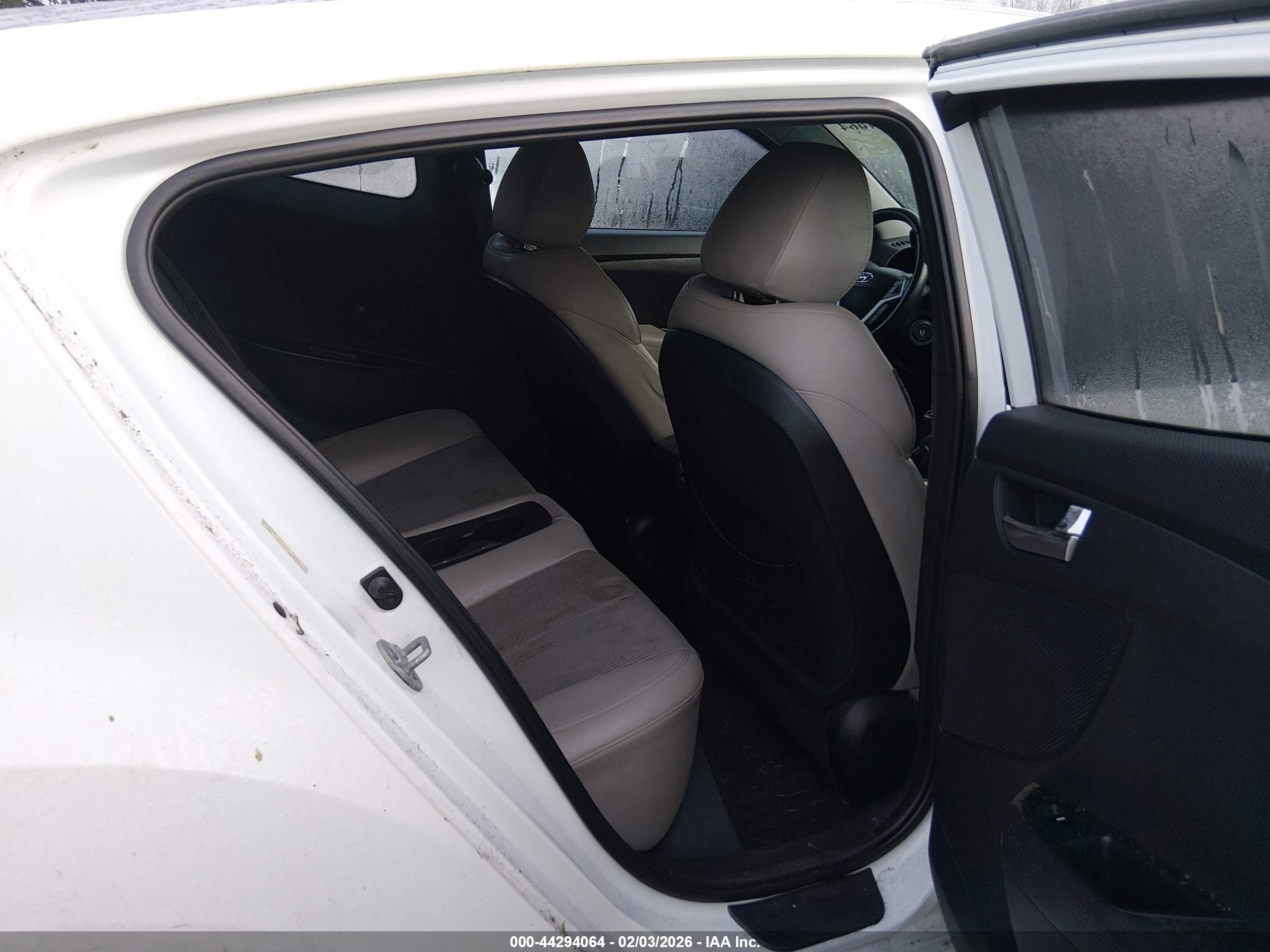 HYUNDAI VELOSTER image 8