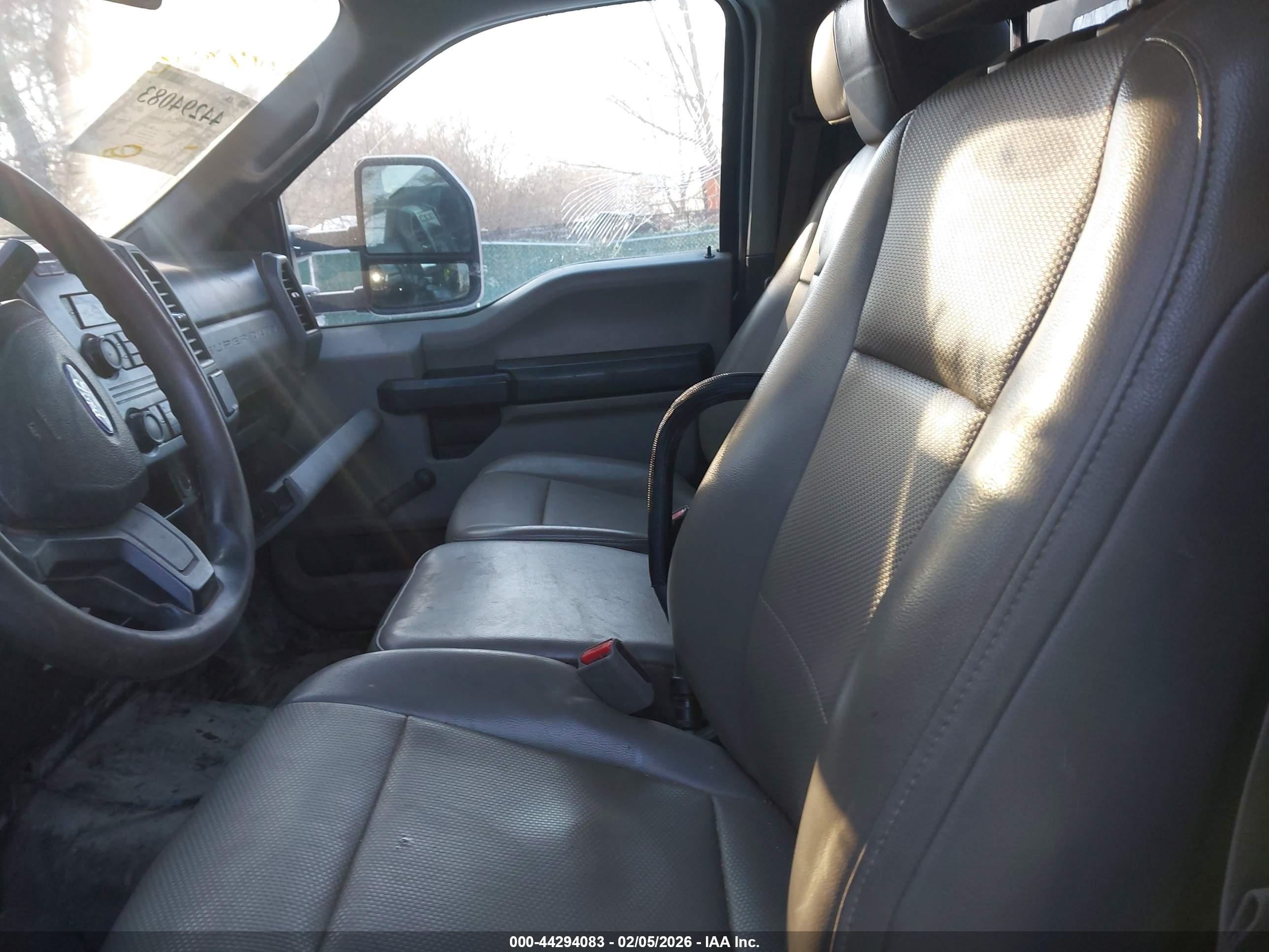 FORD F-550 image 8