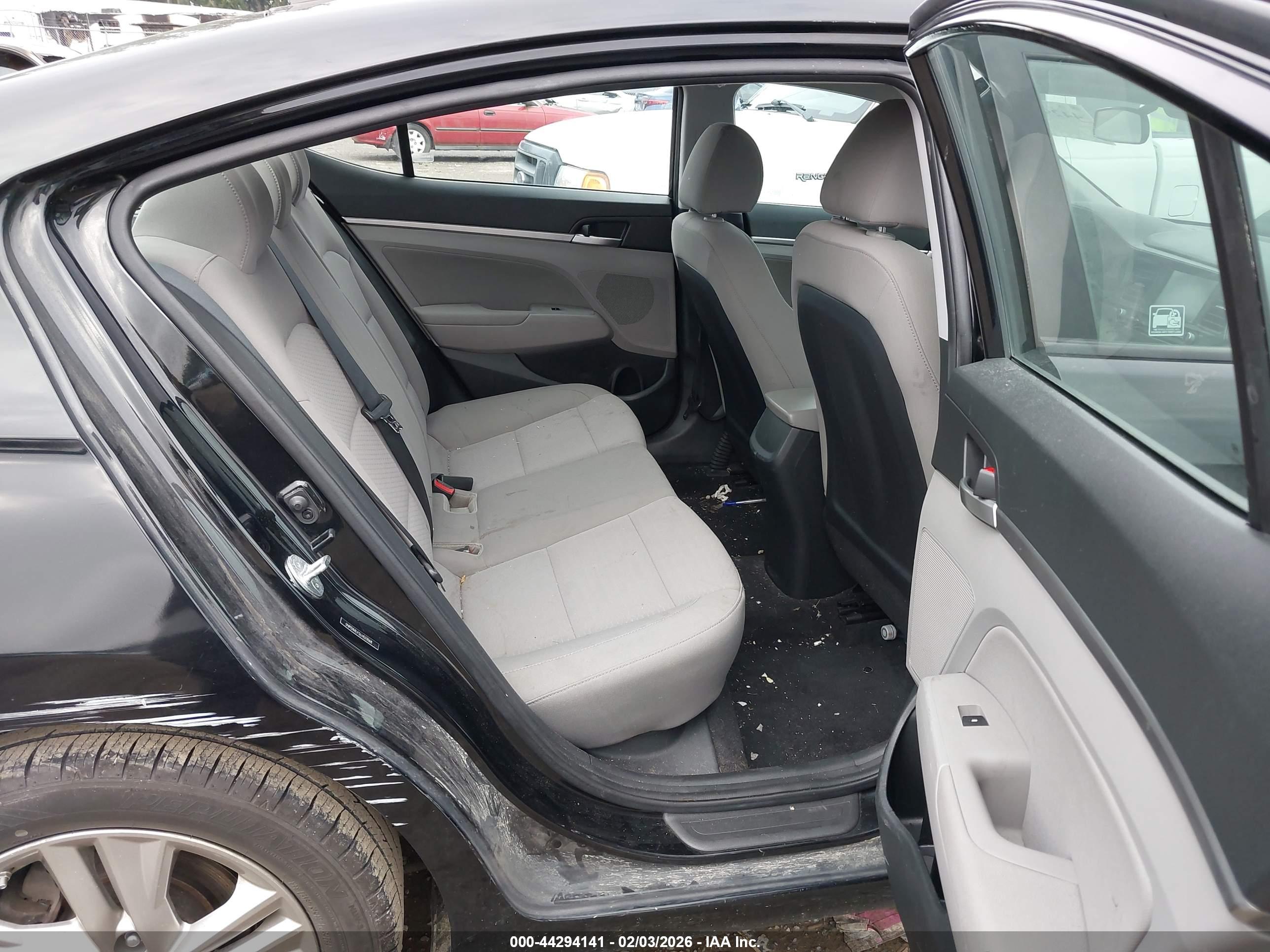 HYUNDAI ELANTRA image 8