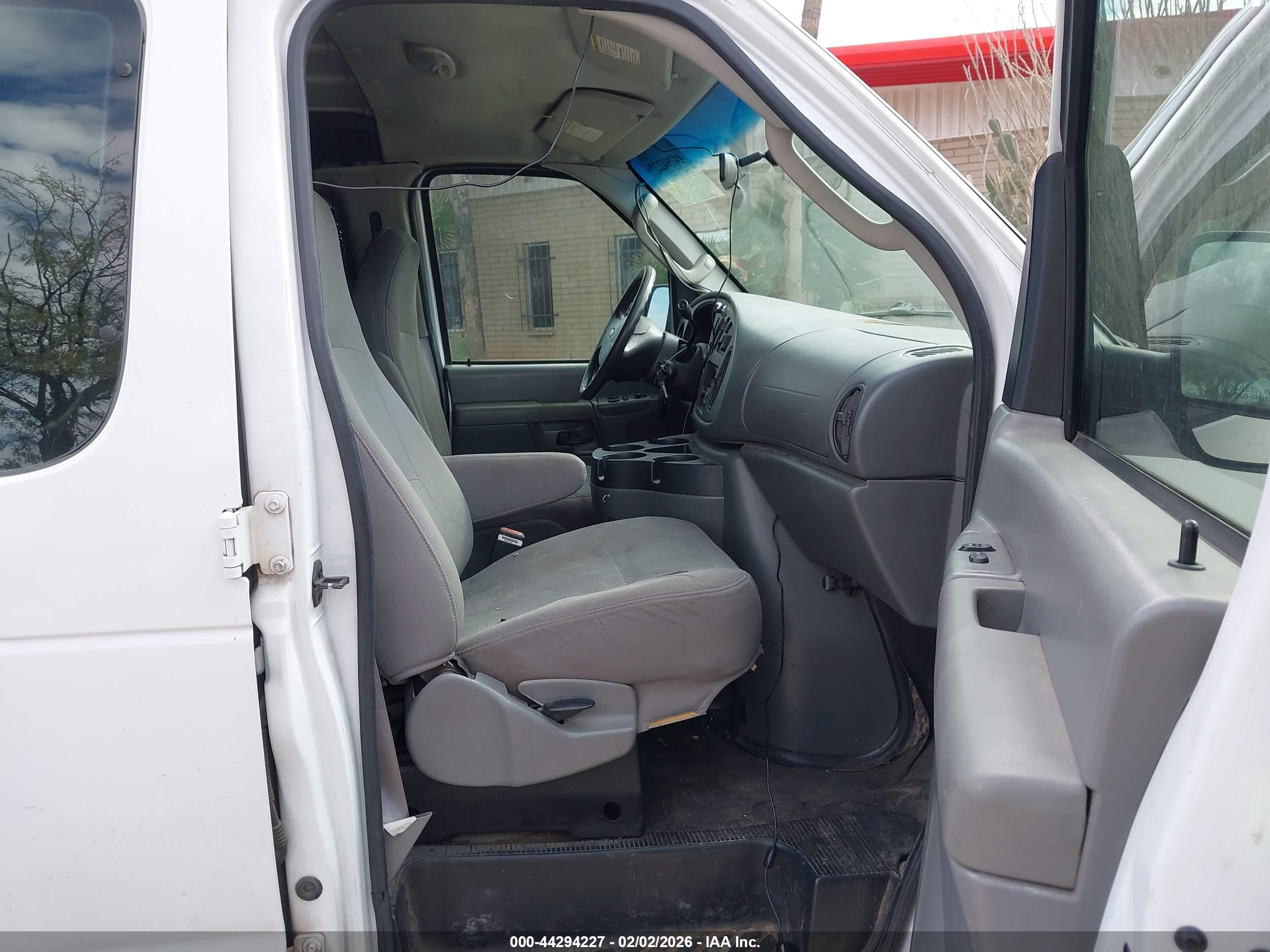 FORD E-250 image 5