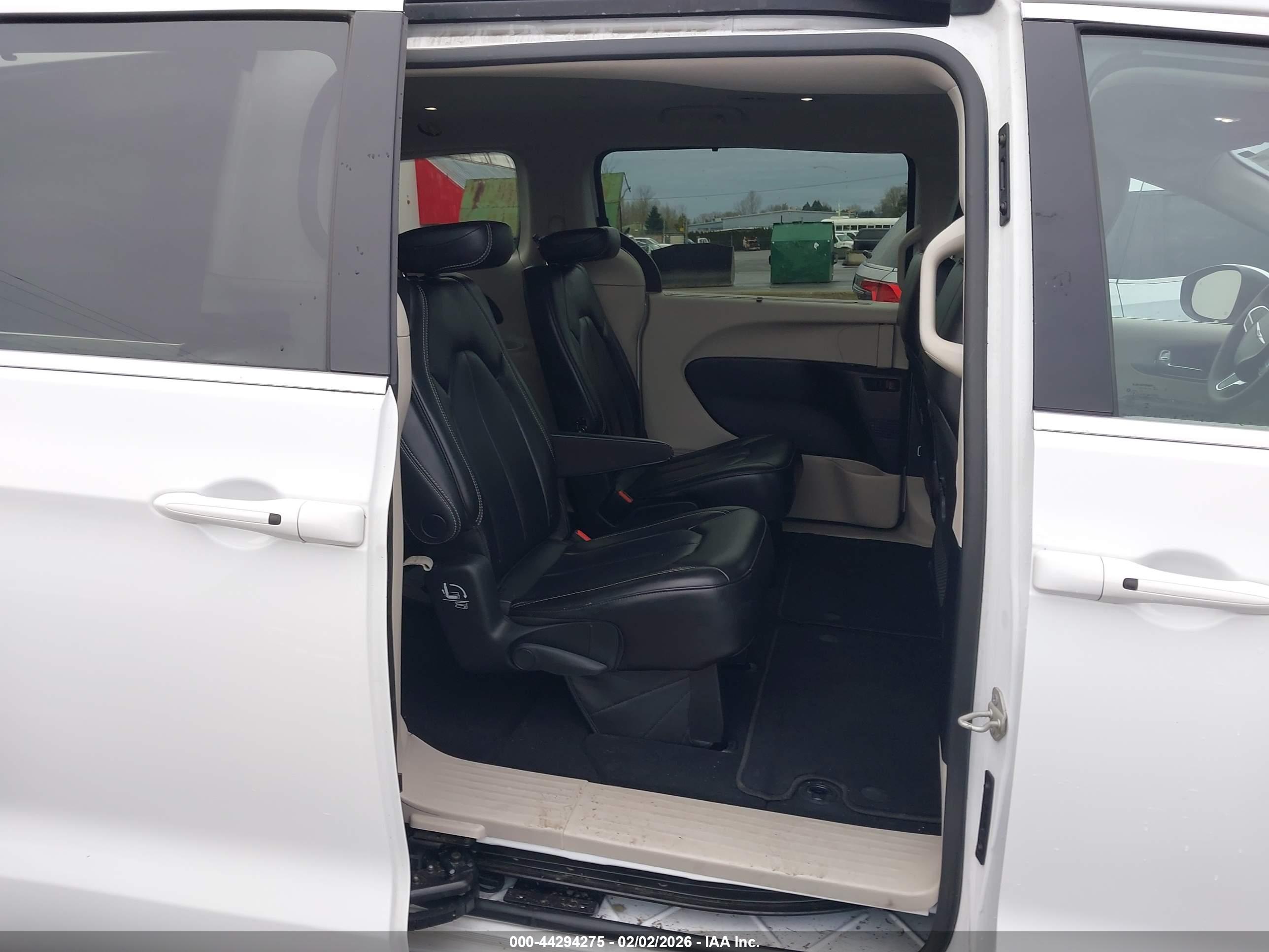 CHRYSLER PACIFICA image 8