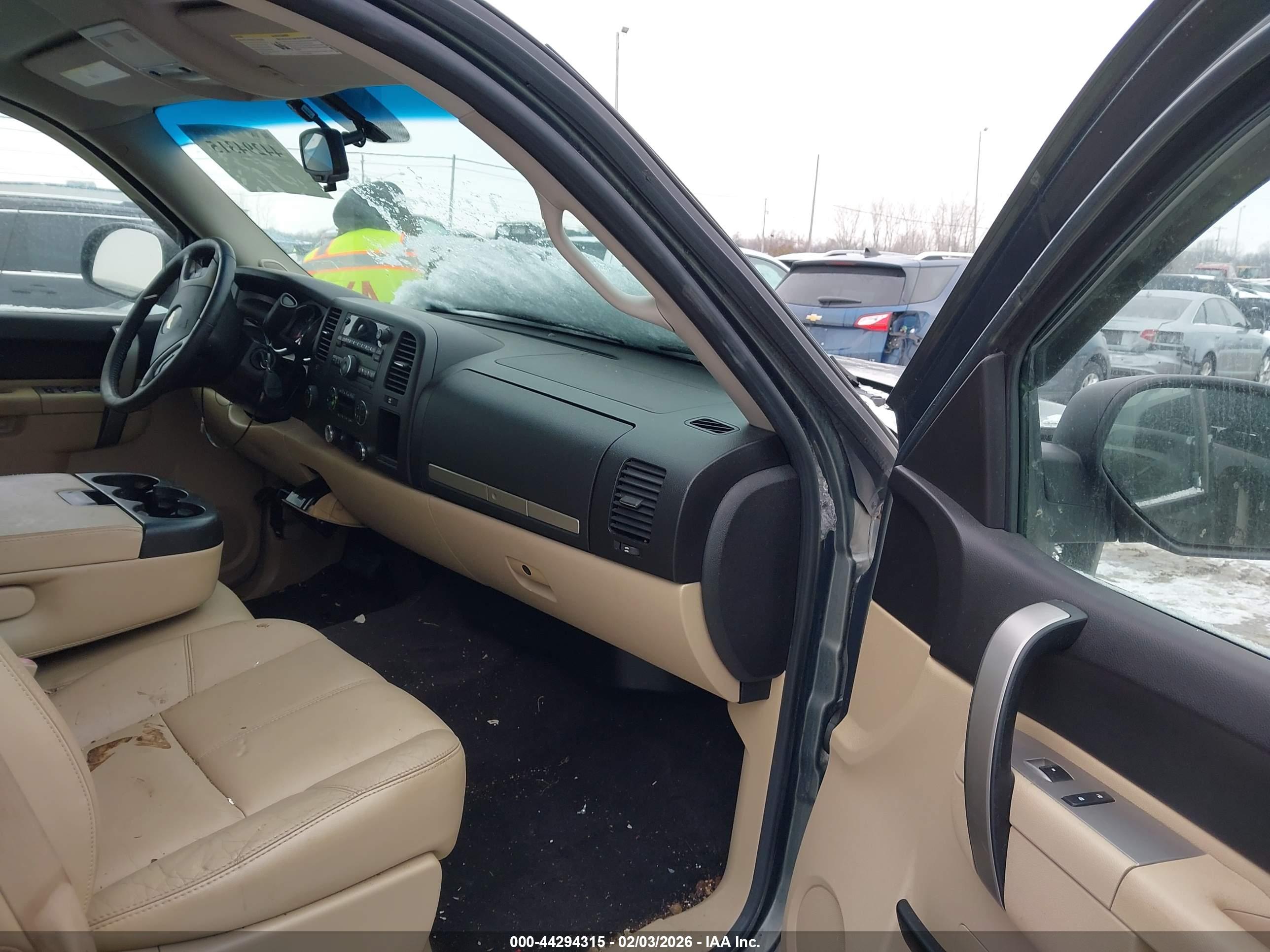 CHEVROLET SILVERADO image 5