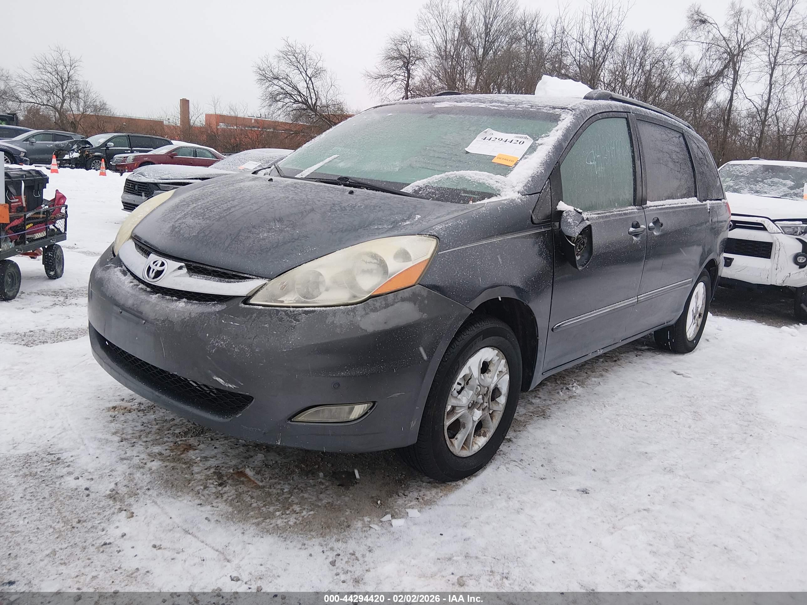 TOYOTA SIENNA image 2