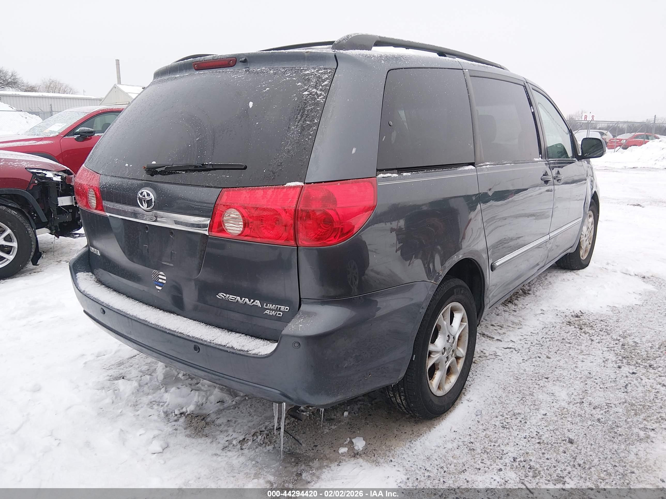 TOYOTA SIENNA image 4