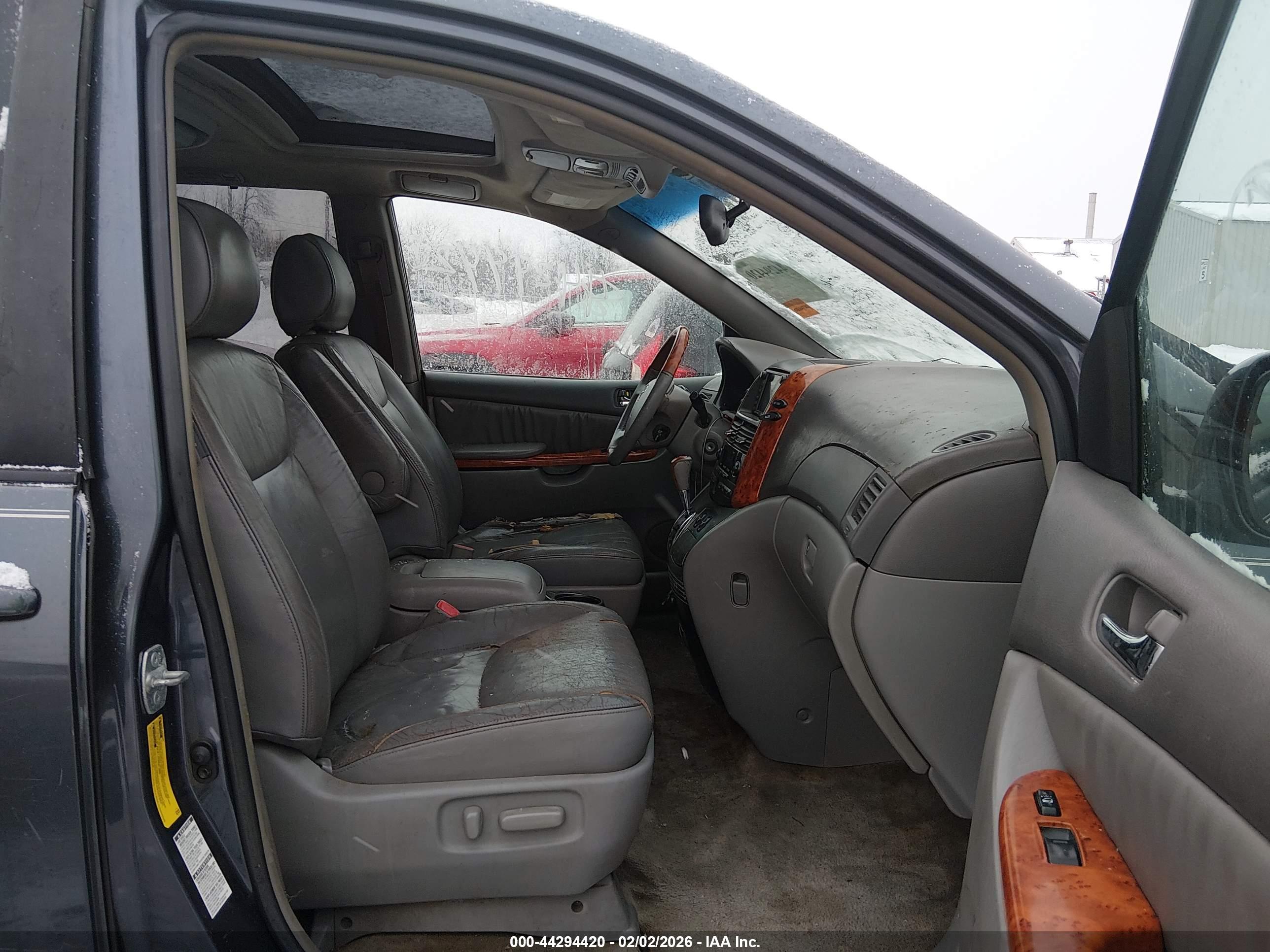 TOYOTA SIENNA image 5
