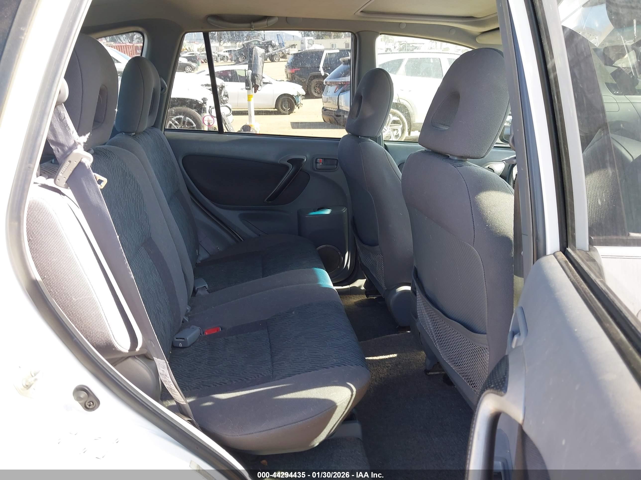 TOYOTA RAV4 image 8