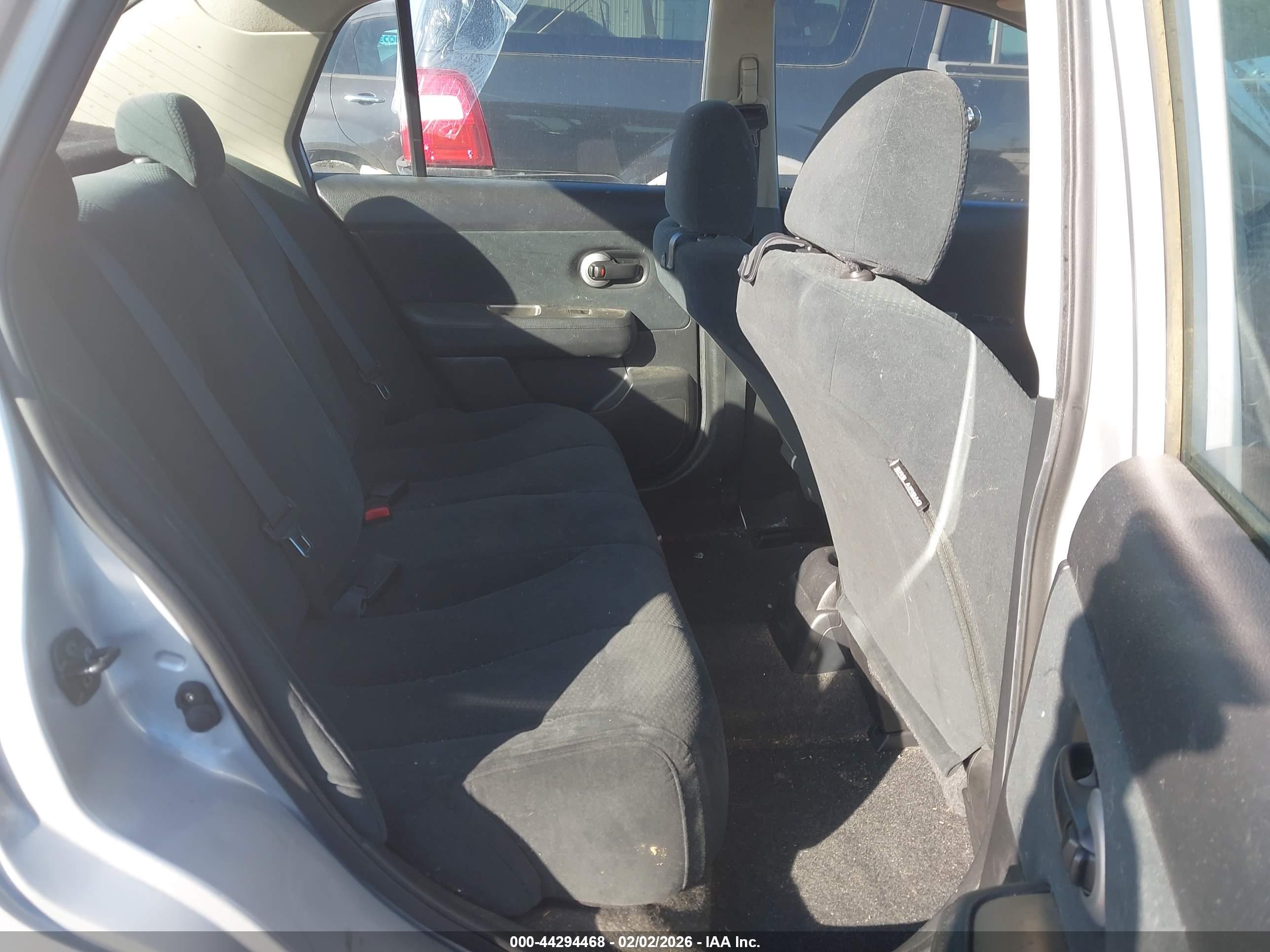 NISSAN VERSA image 8
