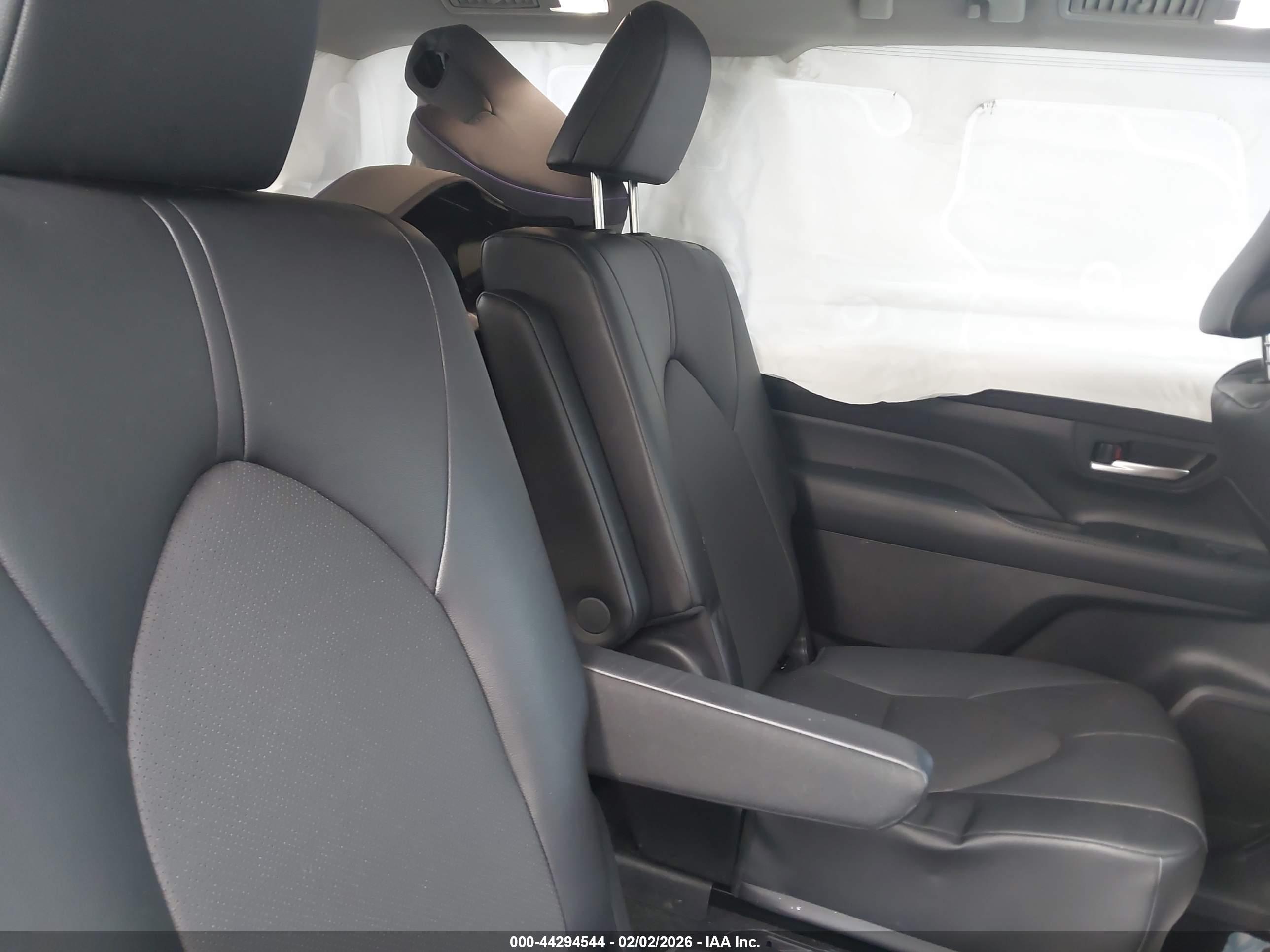 TOYOTA GRAND image 8