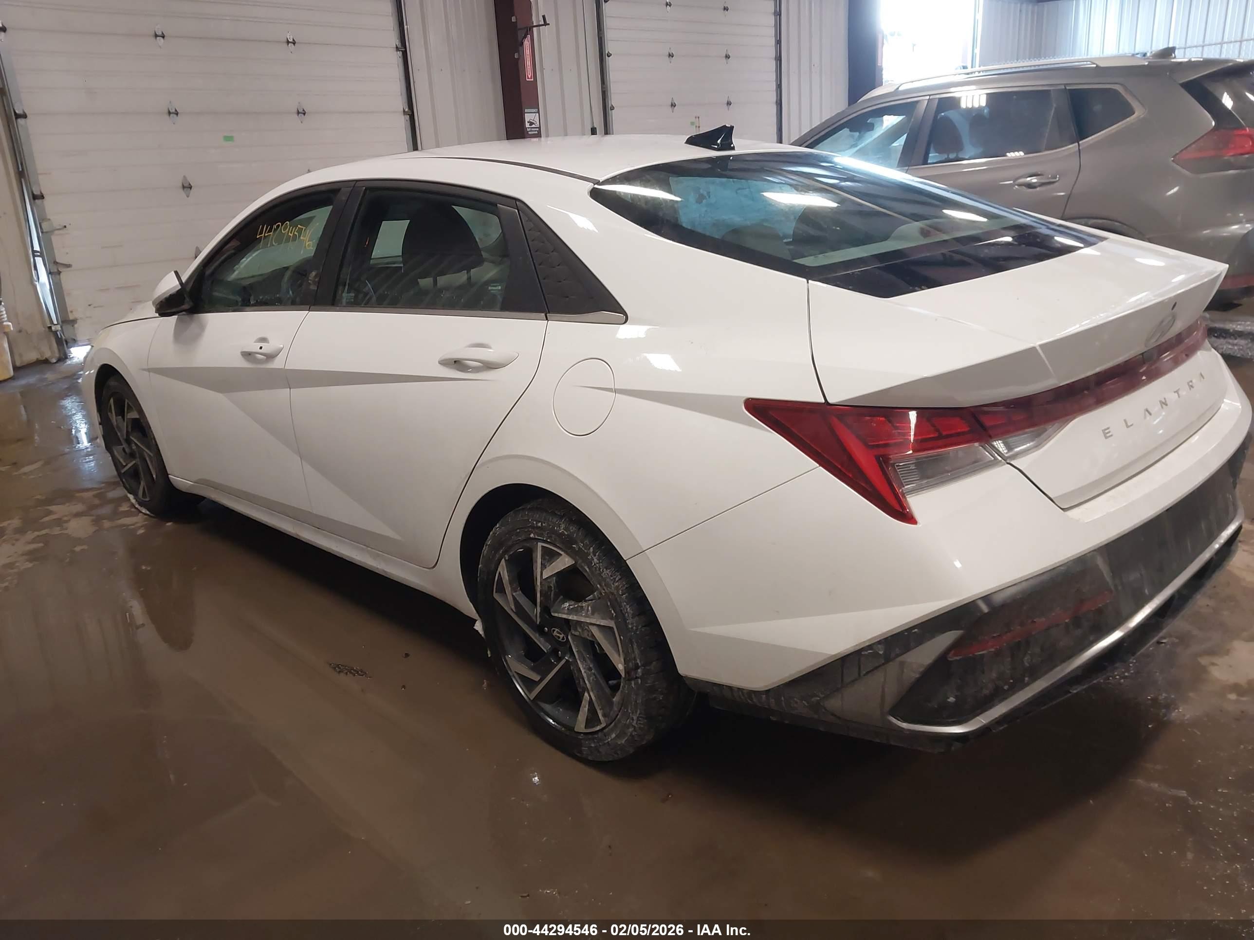HYUNDAI ELANTRA image 3