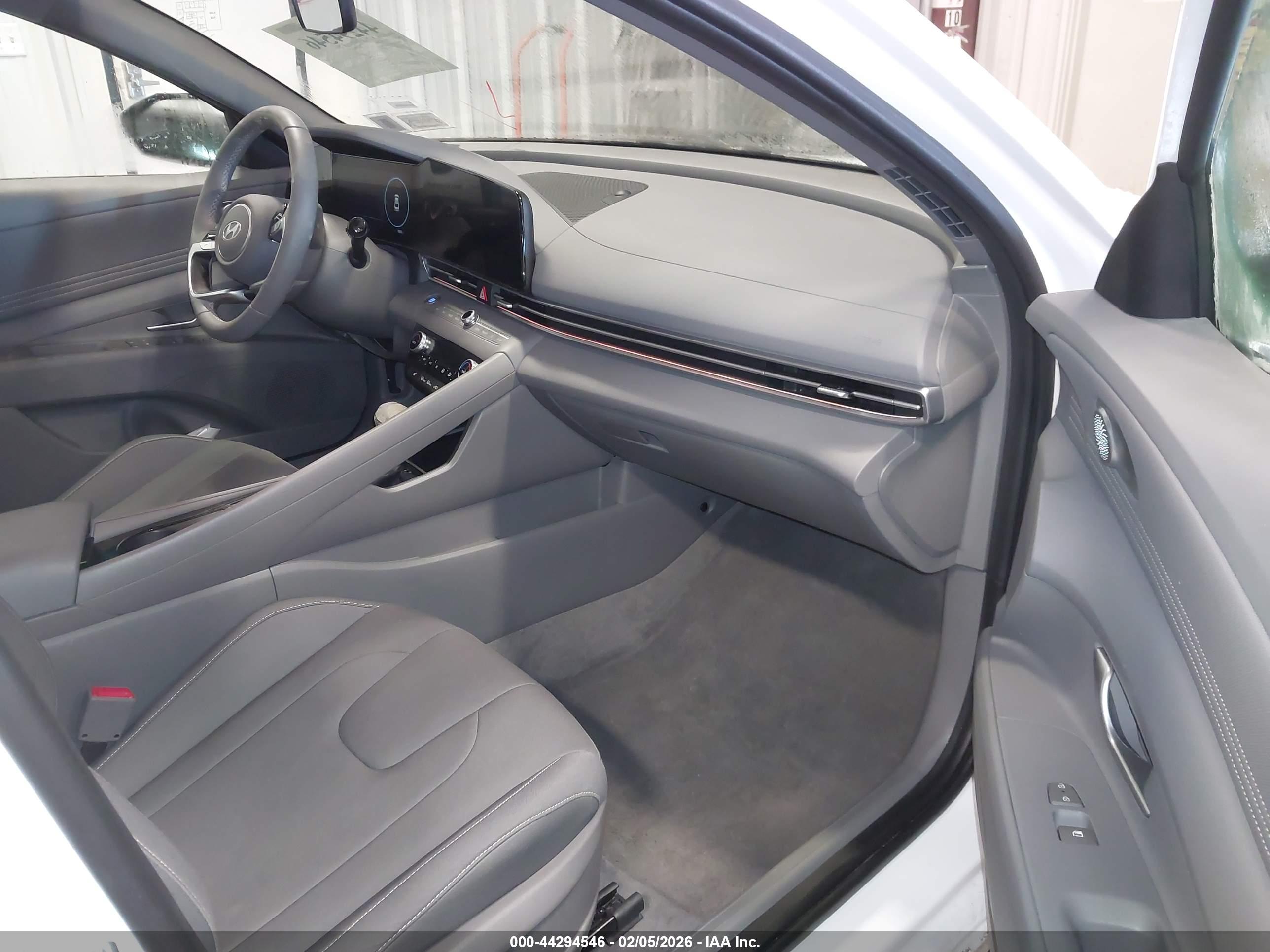 HYUNDAI ELANTRA image 5