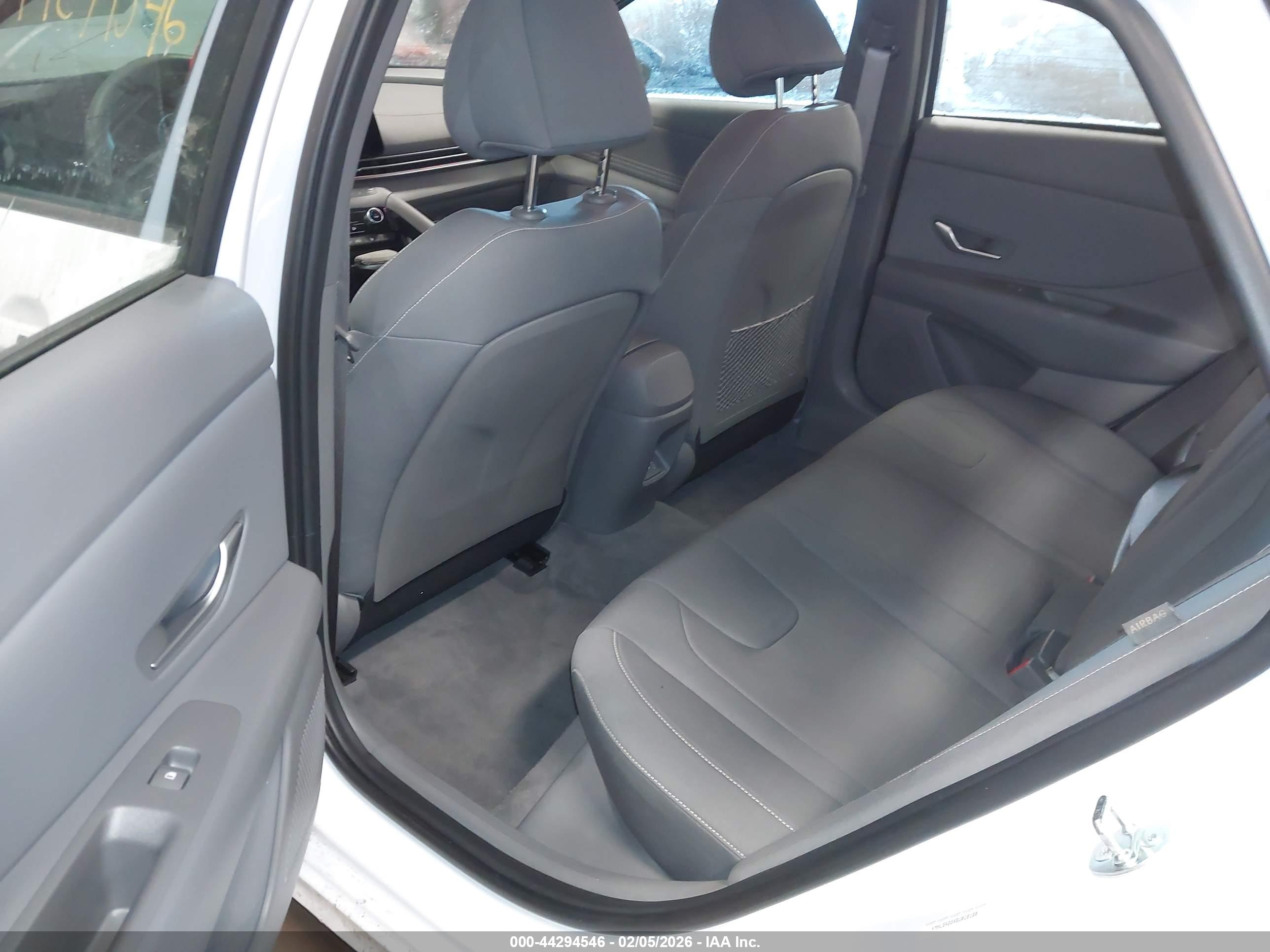 HYUNDAI ELANTRA image 8