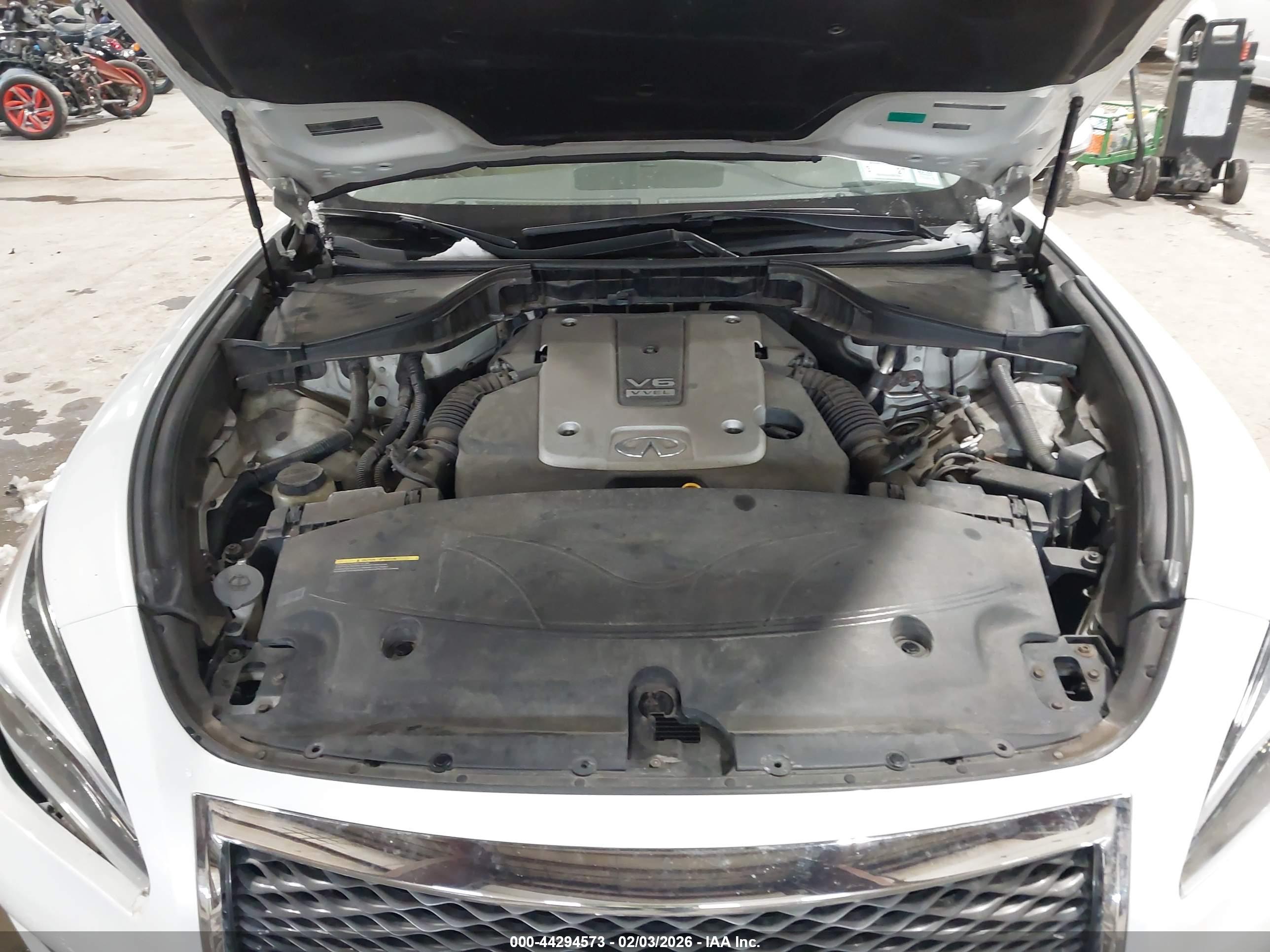 INFINITI Q70 image 10