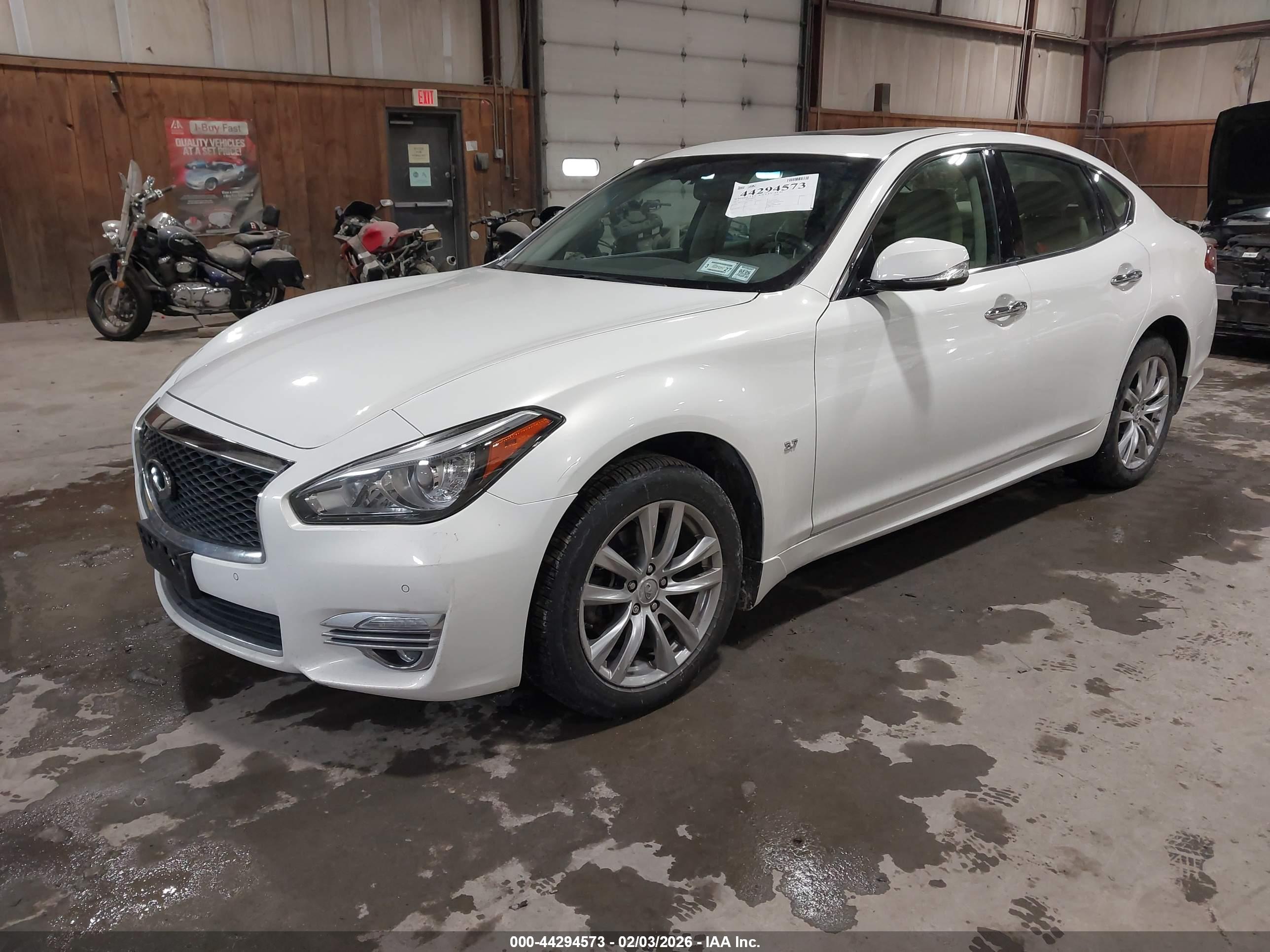 INFINITI Q70 image 2