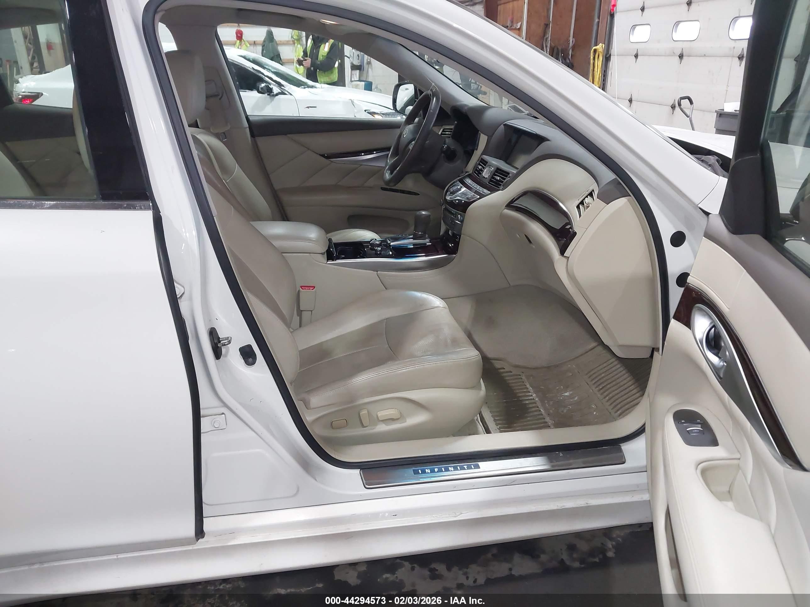 INFINITI Q70 image 5