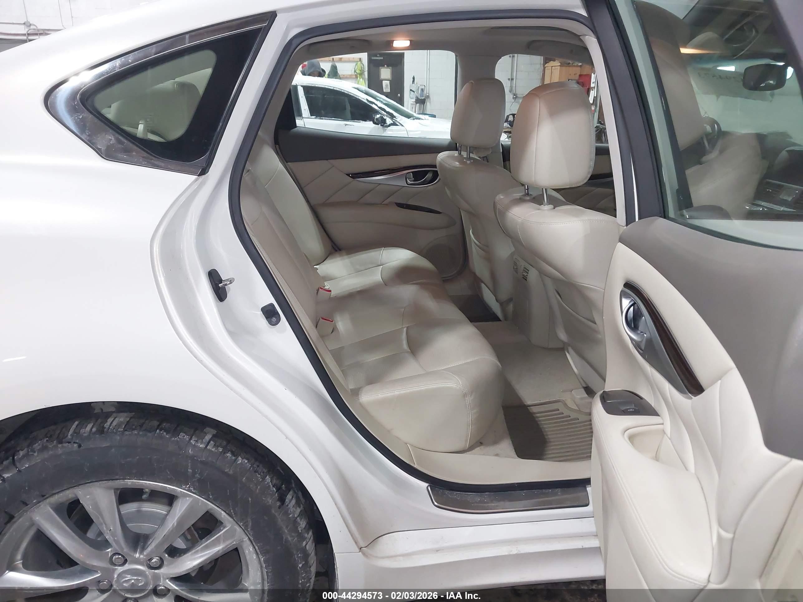 INFINITI Q70 image 8