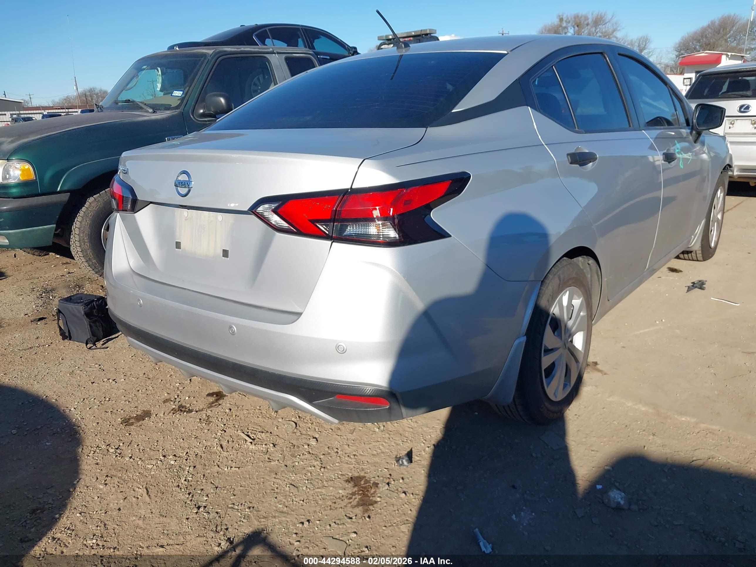 NISSAN VERSA image 4