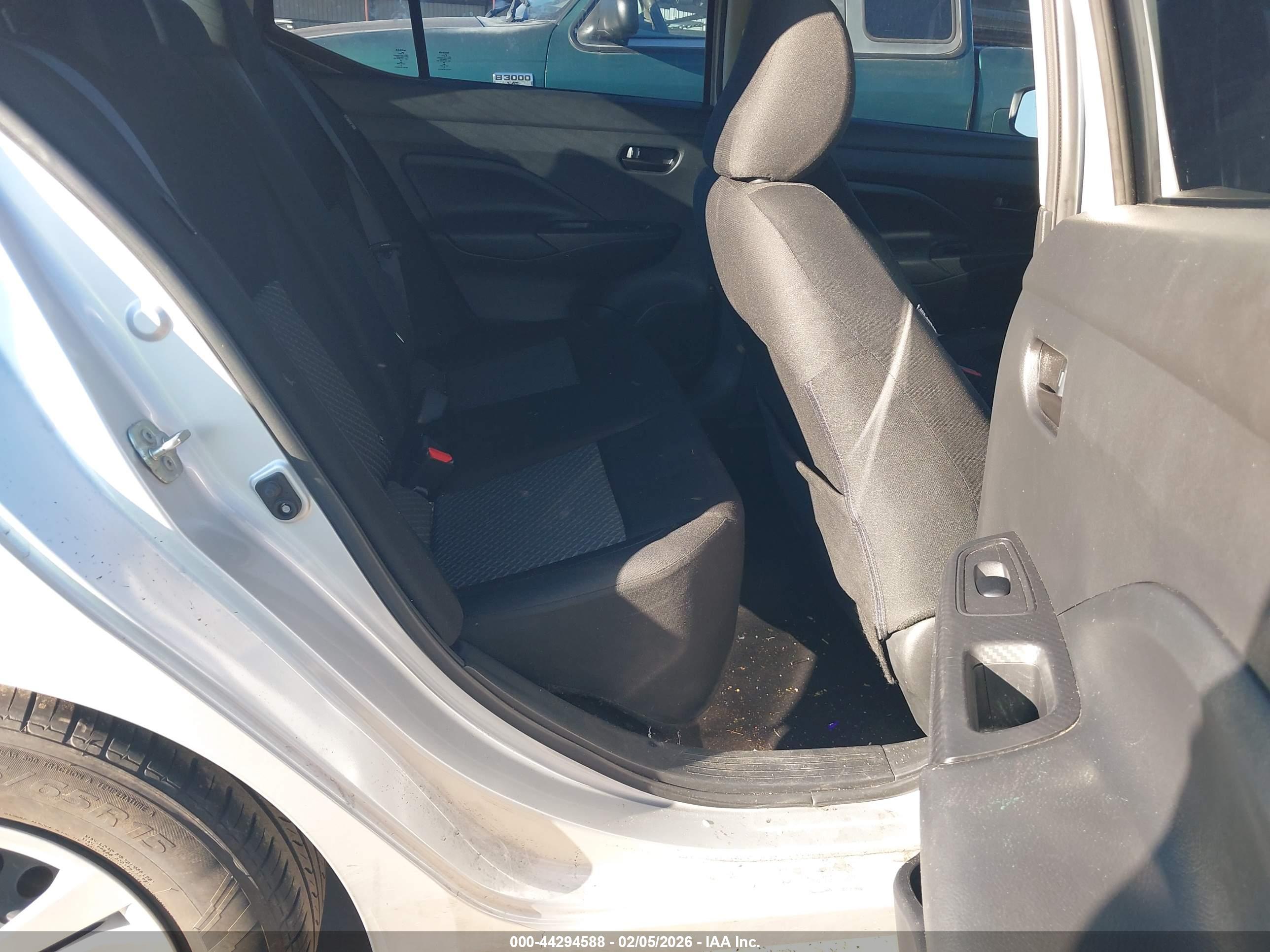 NISSAN VERSA image 8