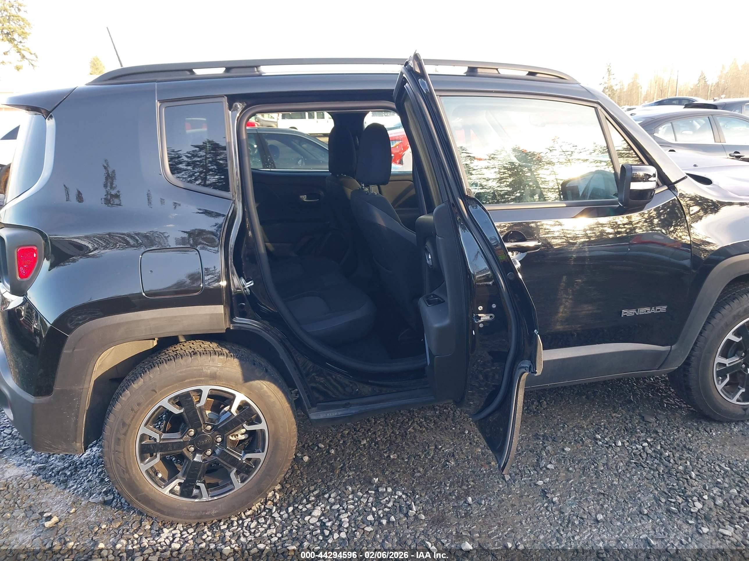 JEEP RENEGADE image 8