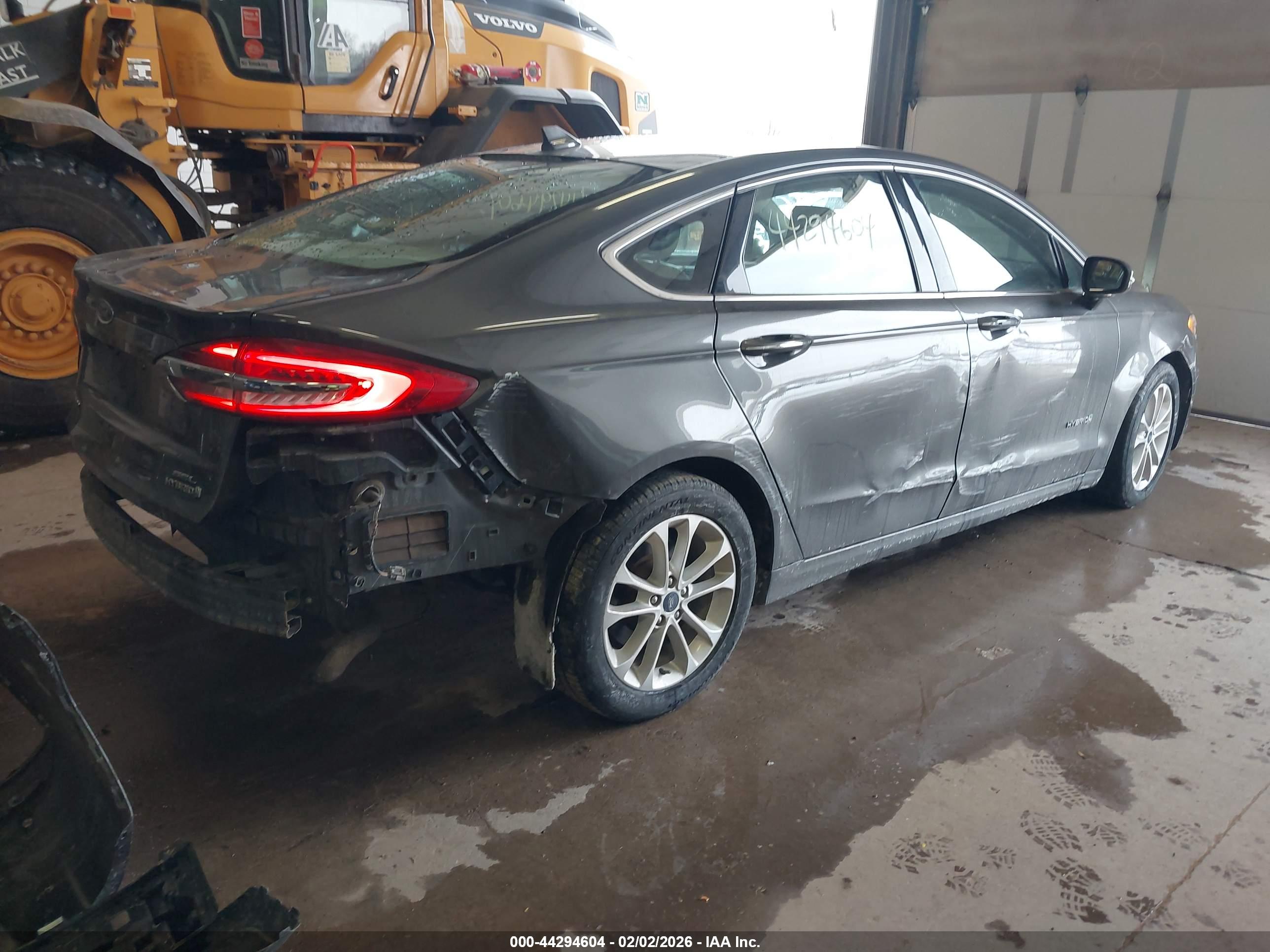 FORD FUSION image 4
