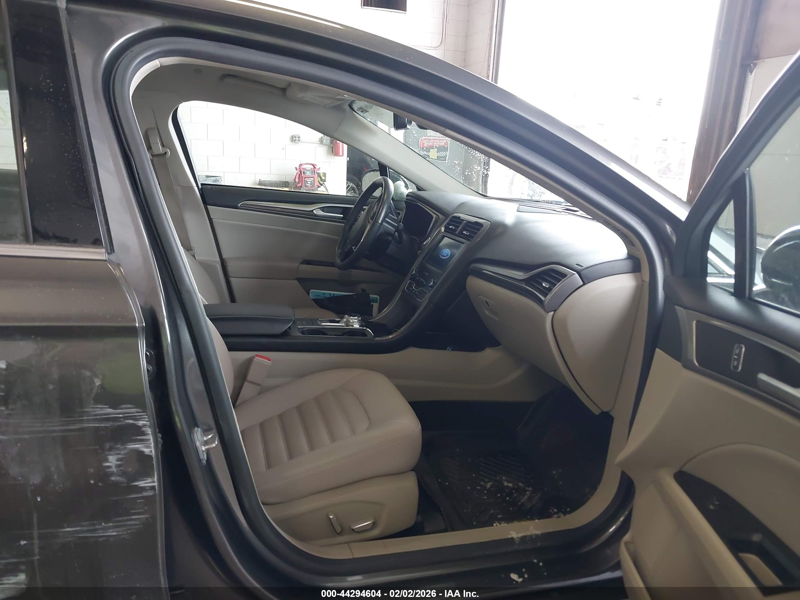 FORD FUSION image 5