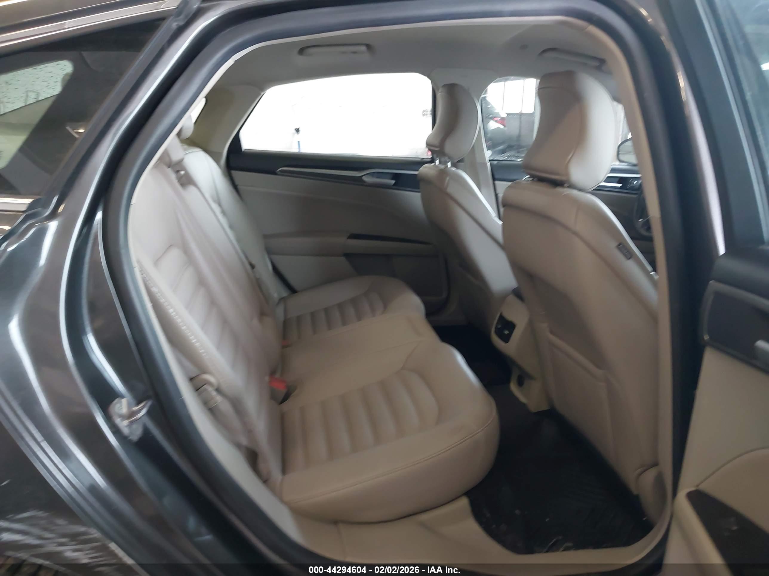 FORD FUSION image 8
