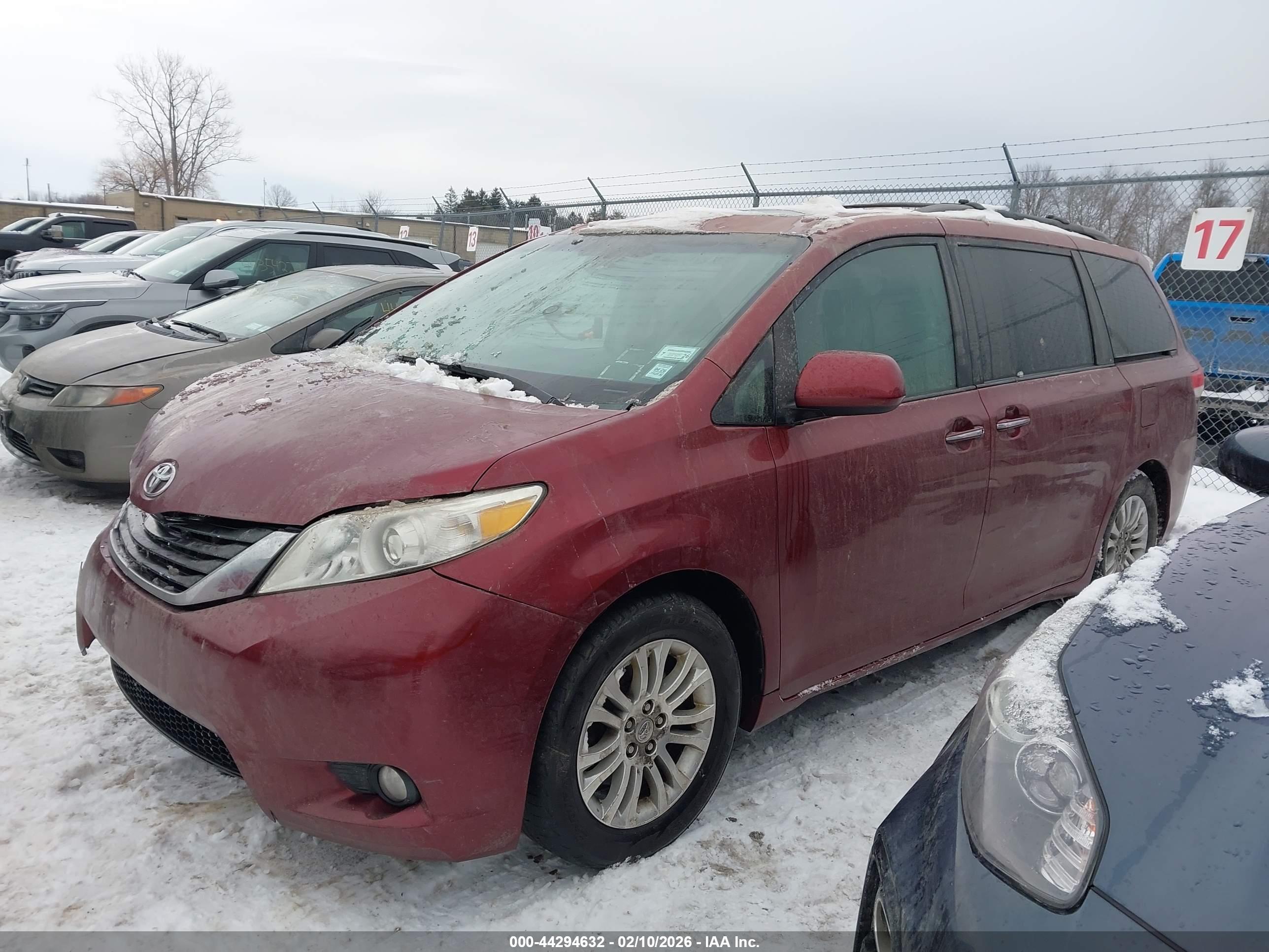 TOYOTA SIENNA image 2