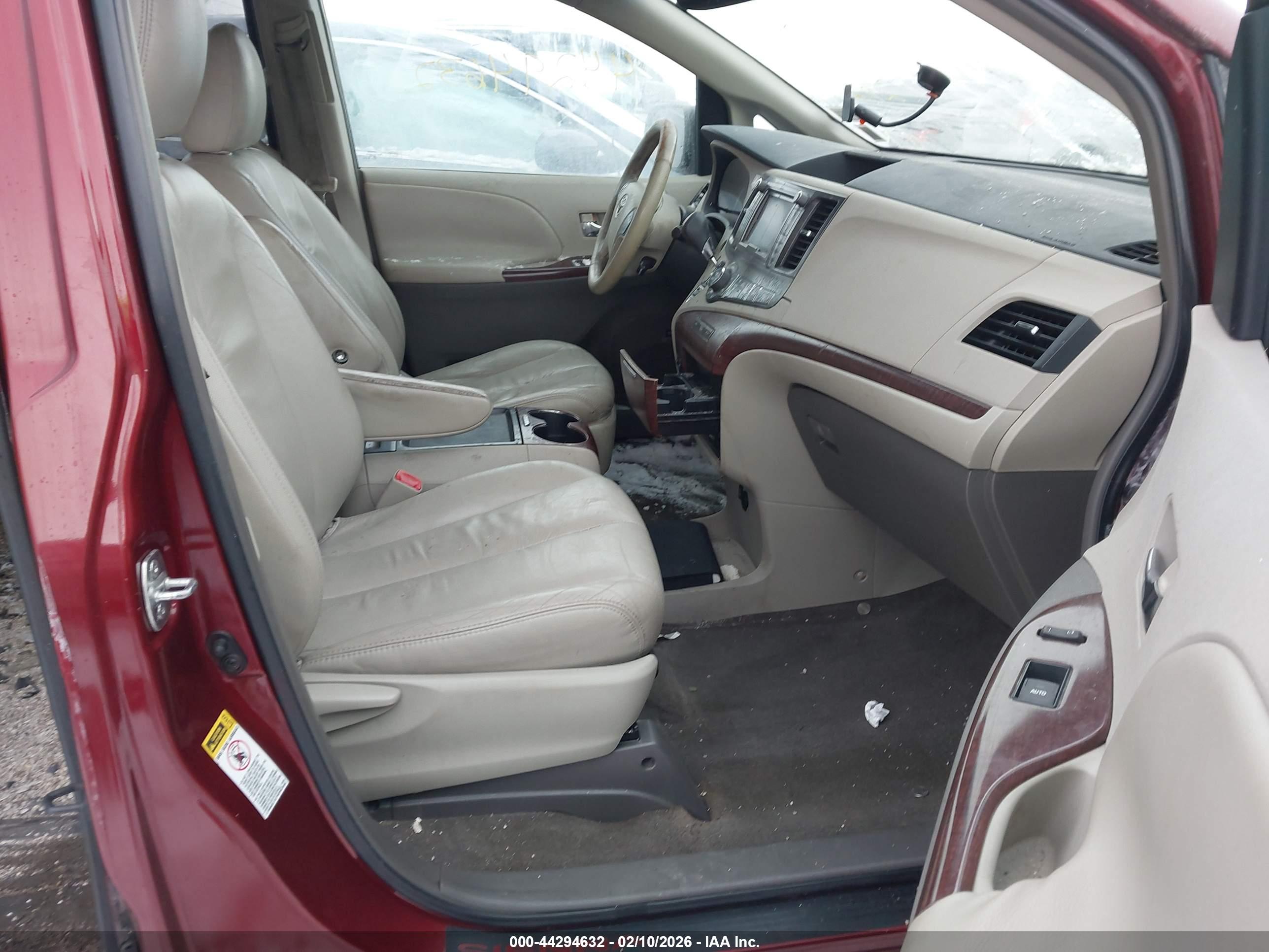 TOYOTA SIENNA image 5