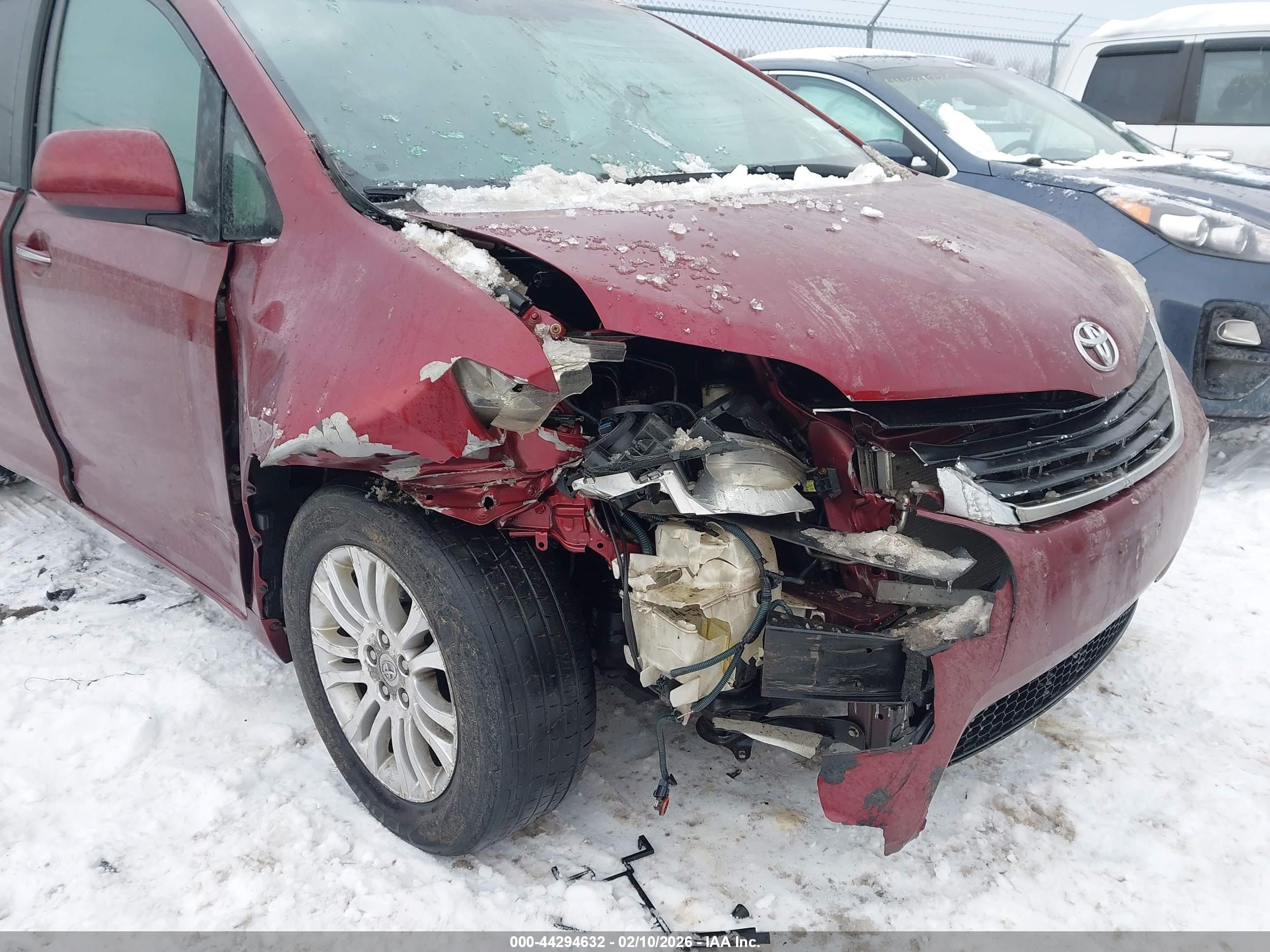 TOYOTA SIENNA image 6