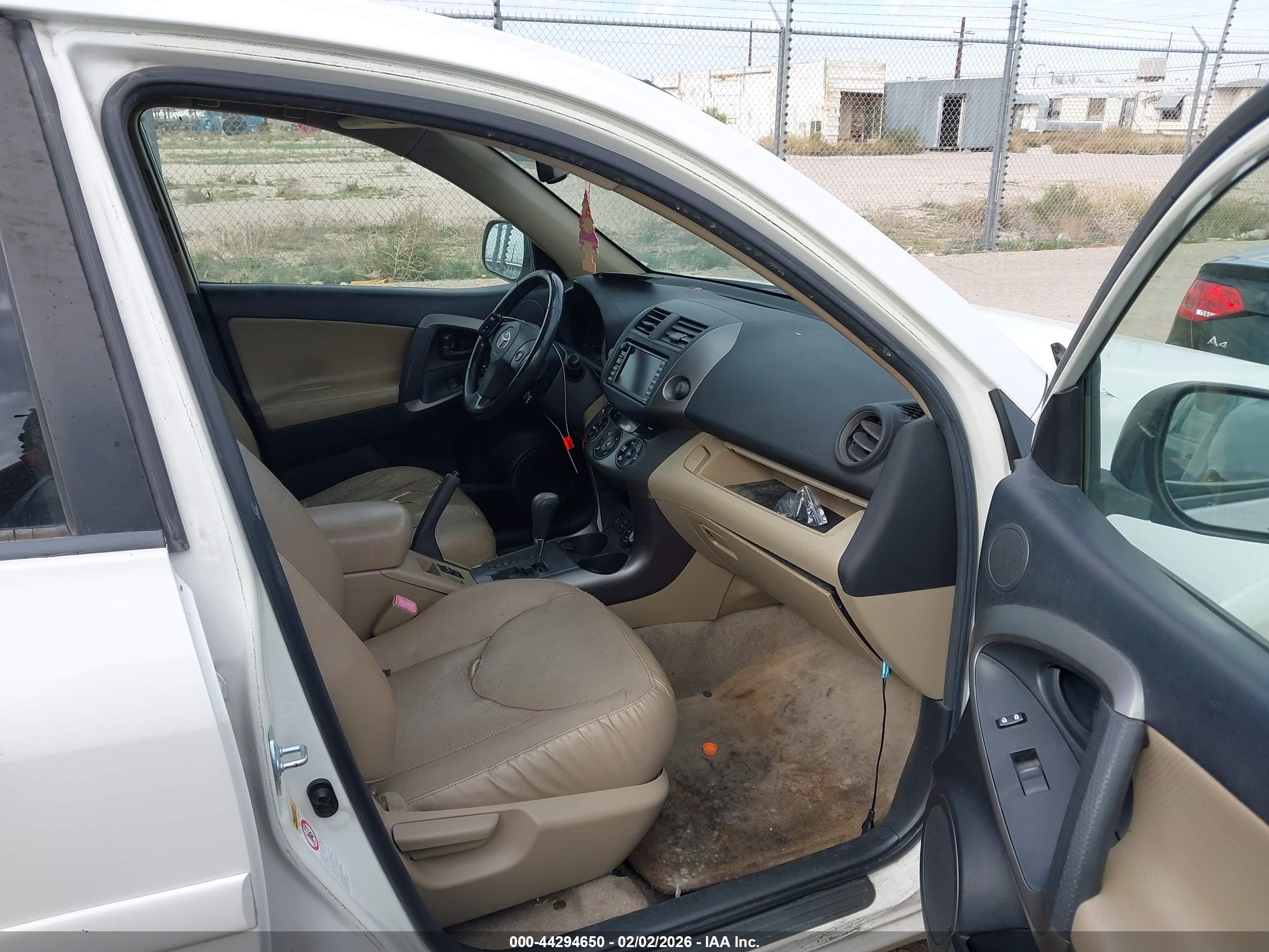 TOYOTA RAV4 image 5